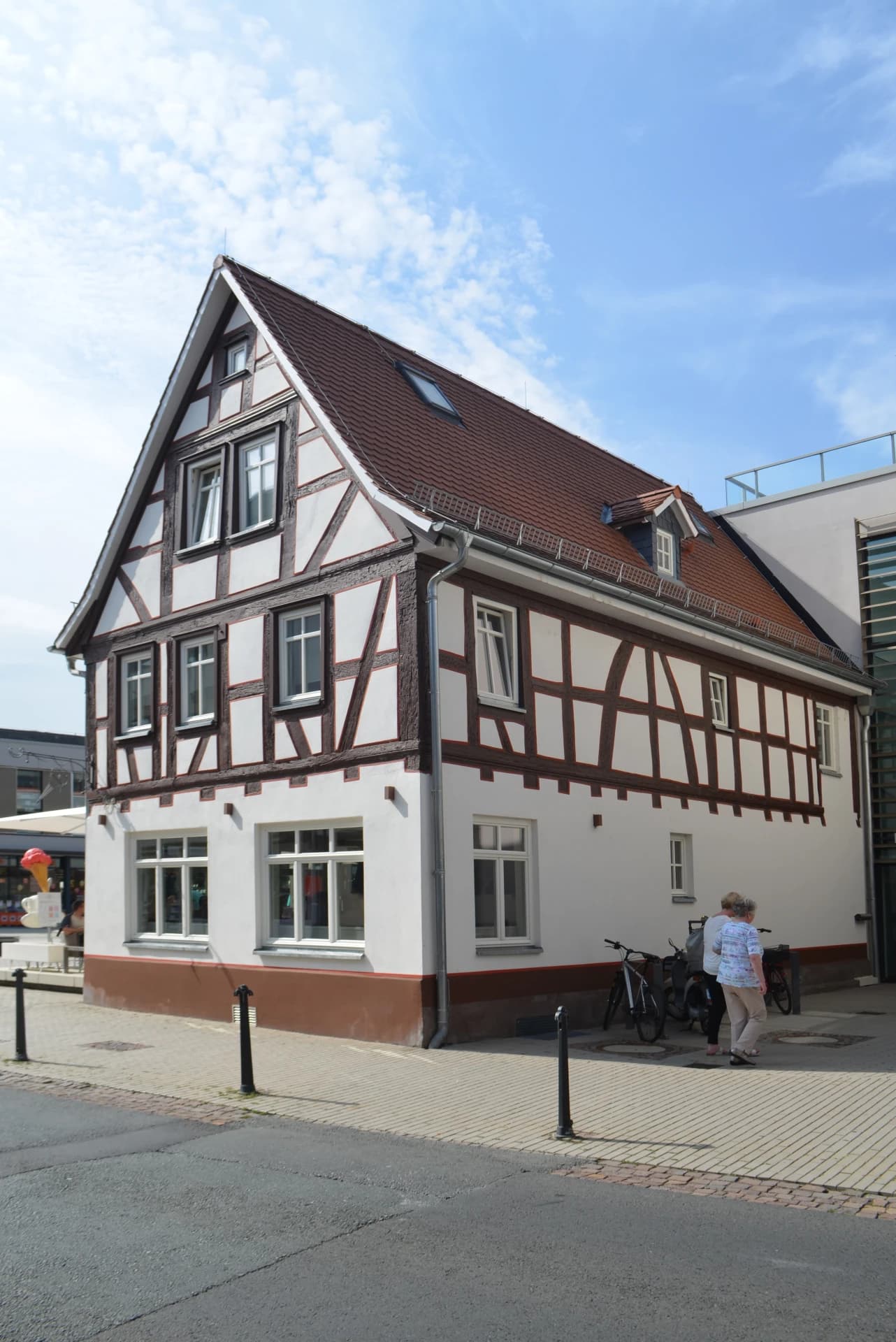 Fachwerkhaus mit rotem Gefach in der Frankfurter Straße in Bad Vilbel