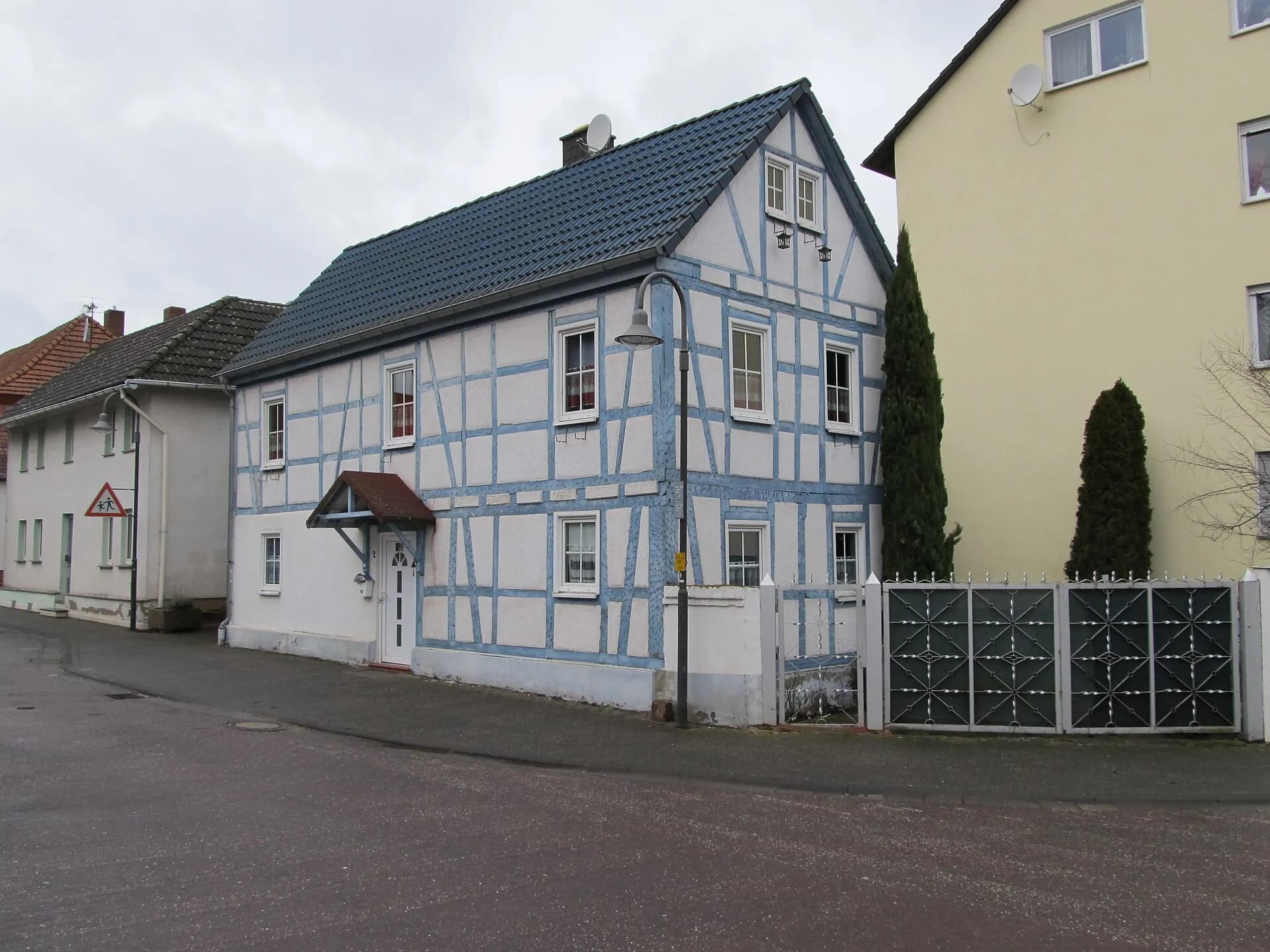 Blaues Fachwerkhaus an der Frankfurter Straße in Kloppenheim, Karben