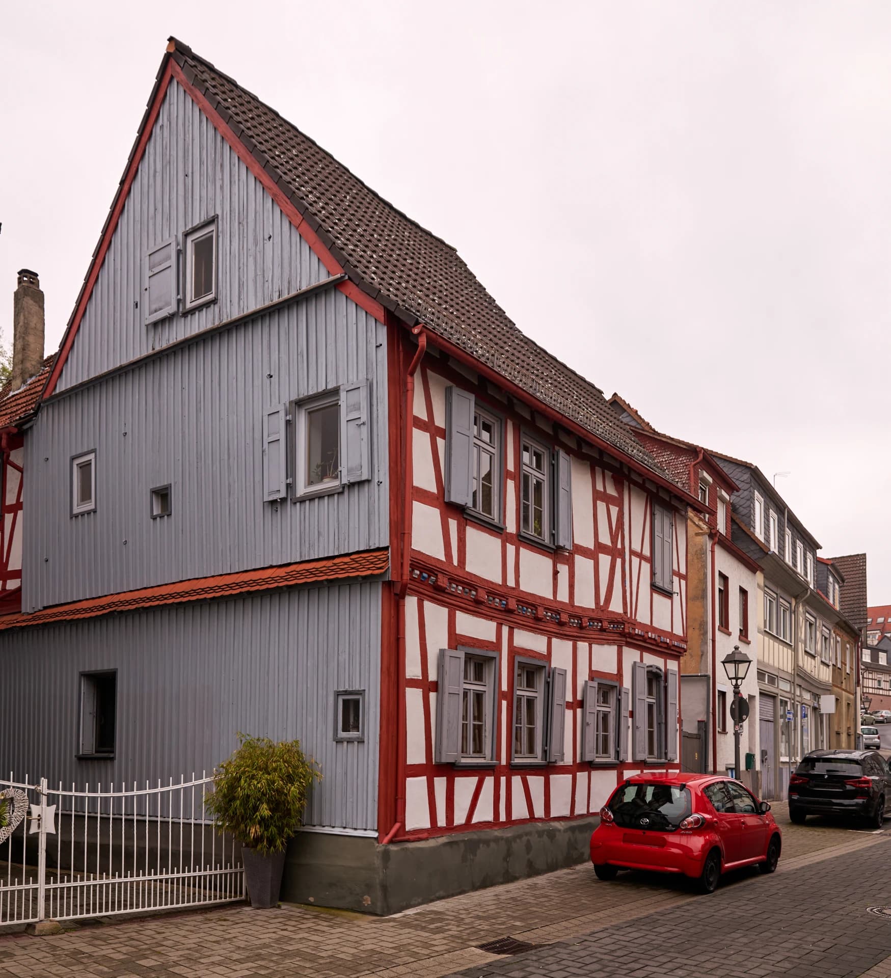 Fachwerkhaus mit Holzverschalung in der Friedrich-Ebert-Straße in Nidderau-Windecken