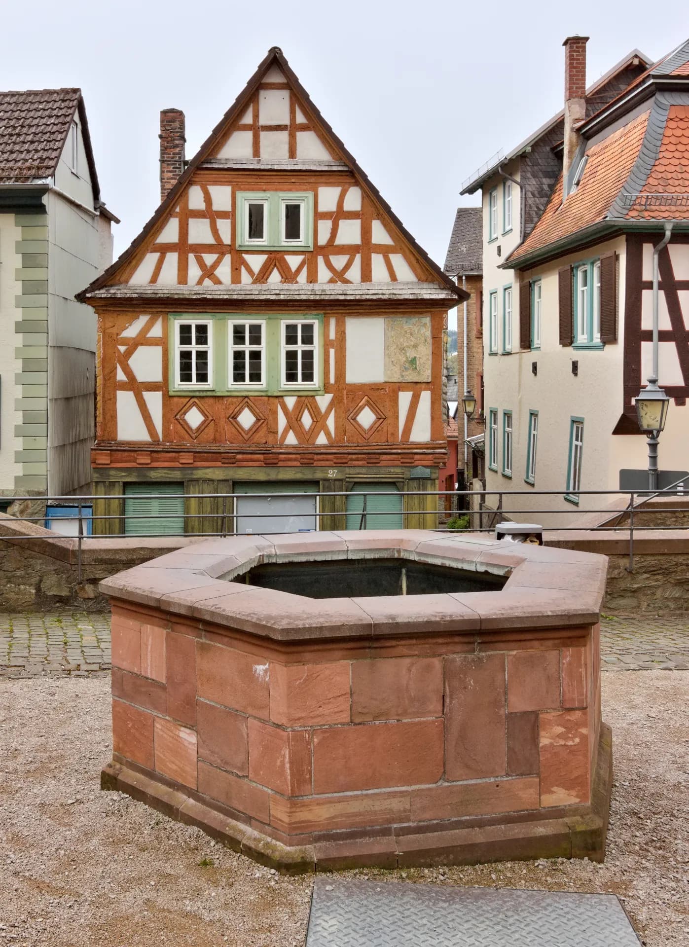 Fachwerkhaus Friedrich-Ebert-Straße 27 mit Brunnen in Kronberg im Taunus