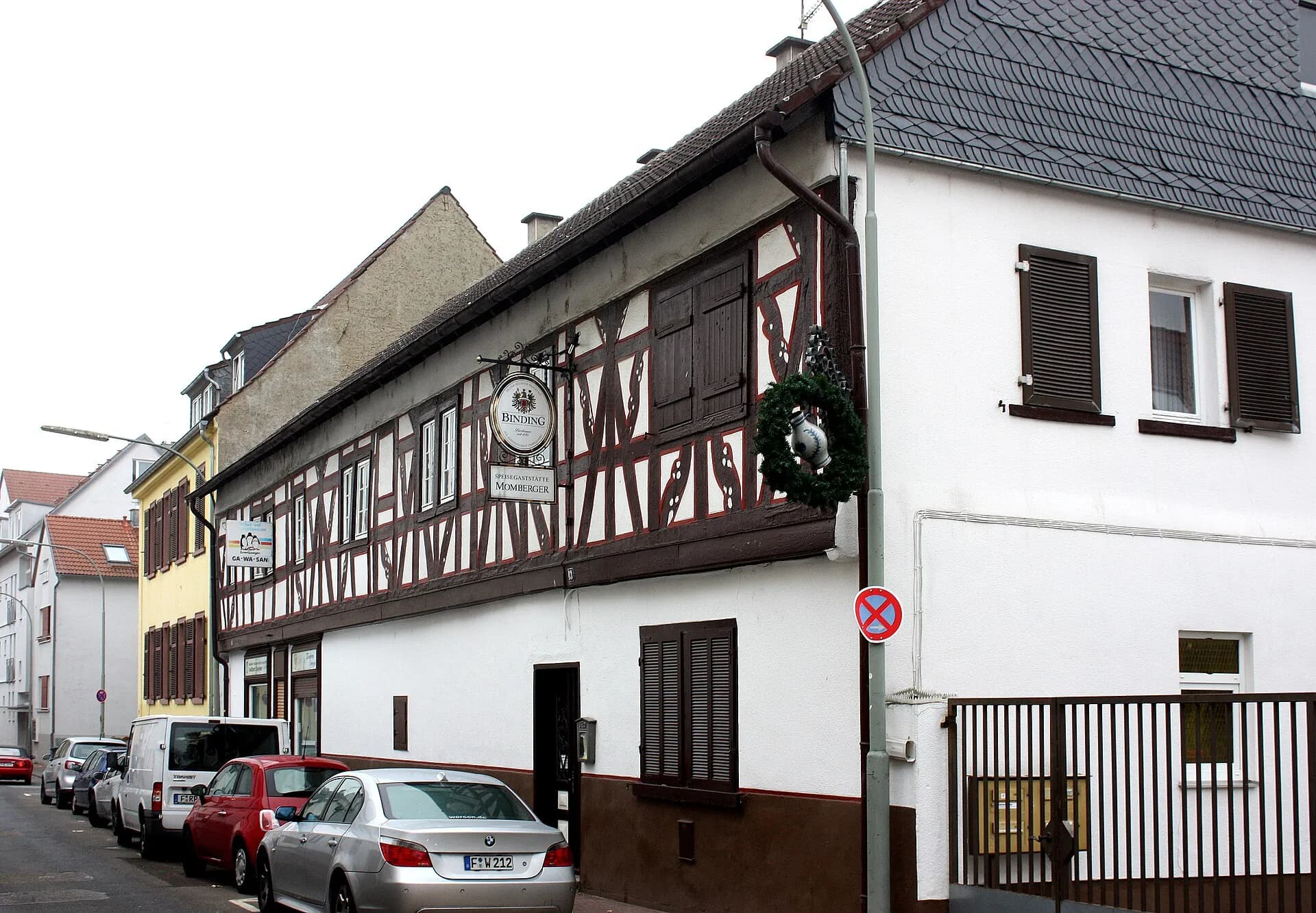 Fachwerkhaus mit Gaststätte im Ortskern von Frankfurt Heddernheim
