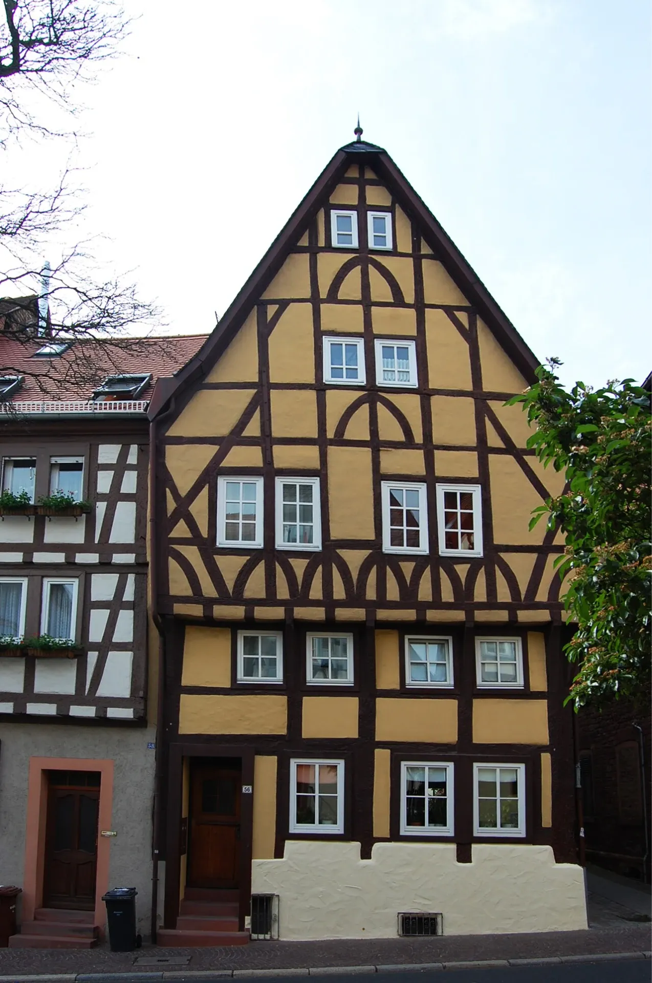 Gelbes Fachwerkhaus in der Altstadt von Aschaffenburg