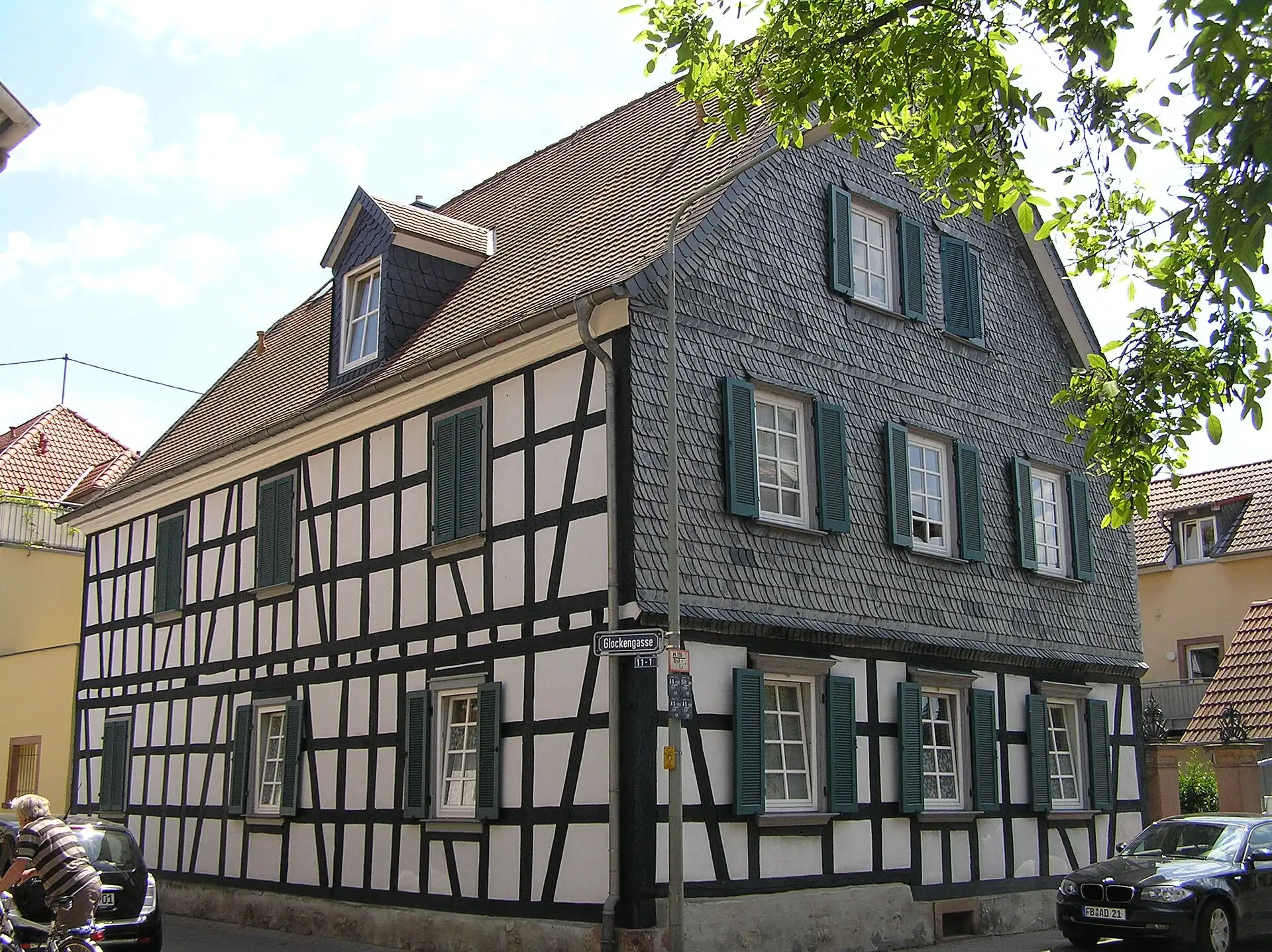 Fachwerkhaus mit Schieferfassade in der Glockengasse in Frankfurt Nieder-Eschbach