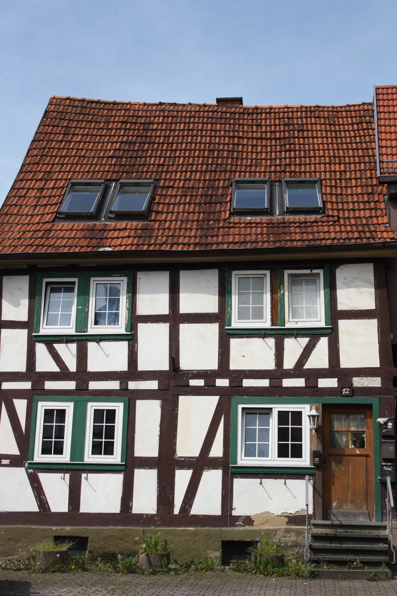 Fachwerkhaus mit grünen Fensterläden in Wächtersbach