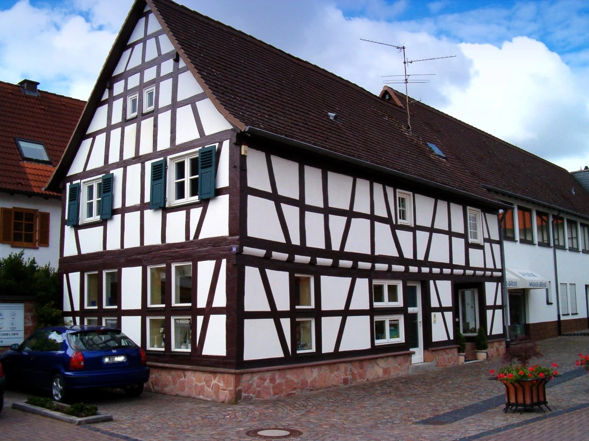 Fachwerkhaus mit grünen Fensterläden in Rodgau