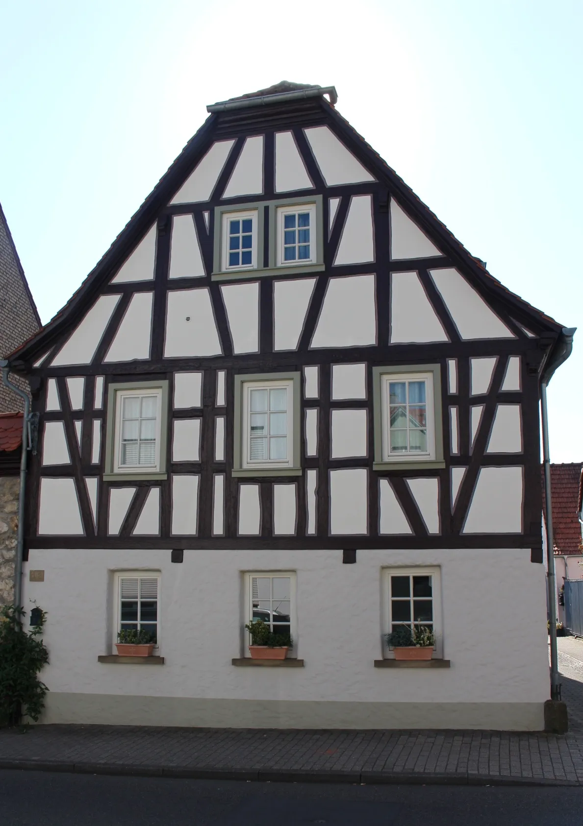 Giebelseite des Fachwerkhauses Hauptstraße 12 in Flörsheim am Main