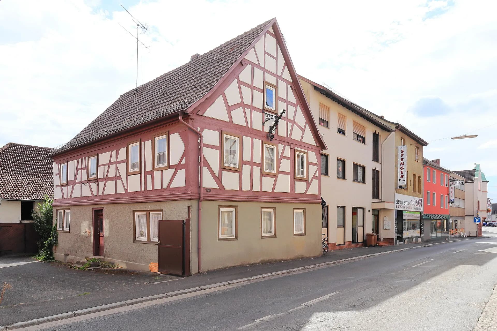 Fachwerkhaus in der Straßenzeile der Hauptstraße 120 in Hösbach