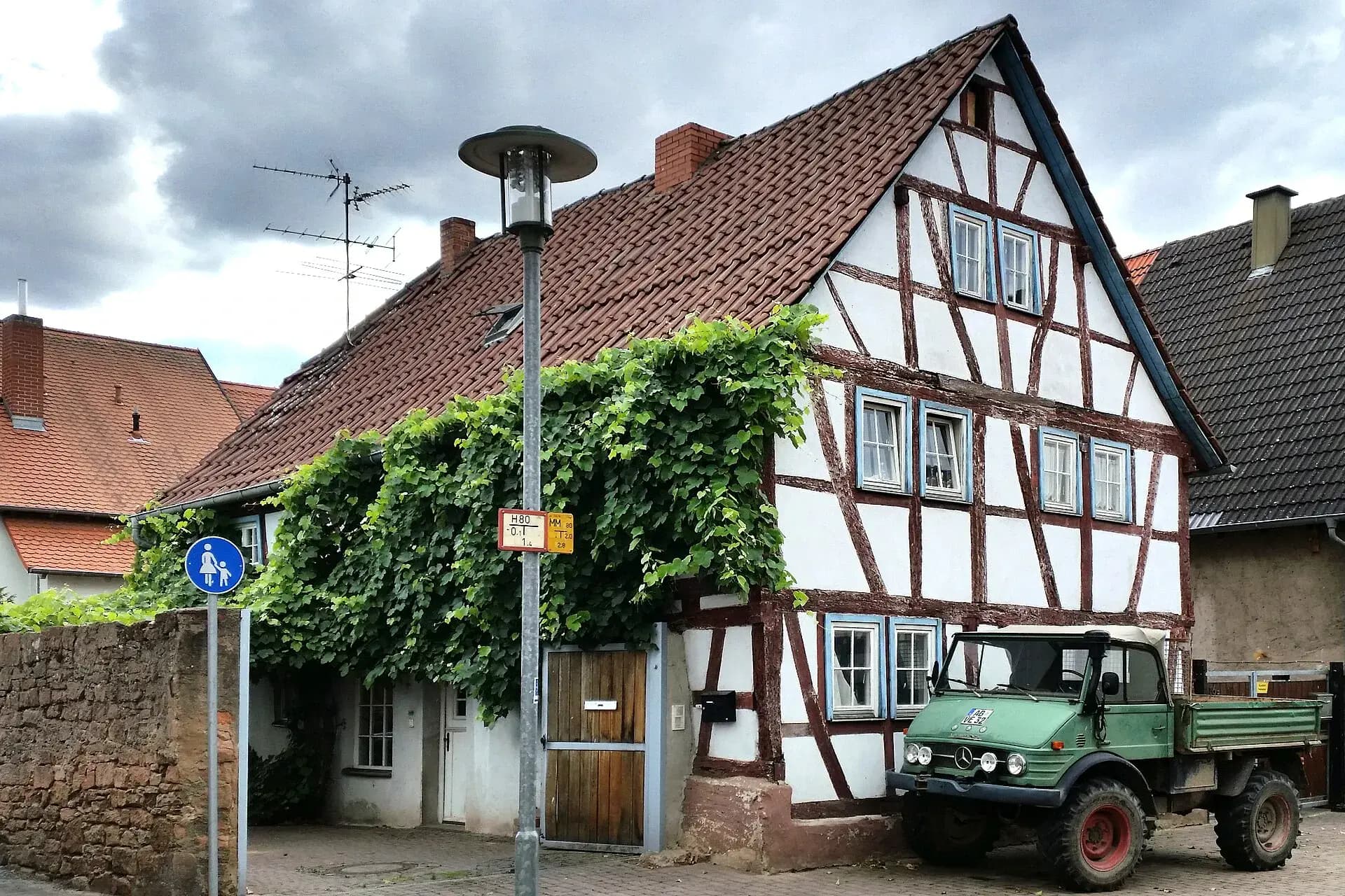 Efeubewachsenes Fachwerkhaus in Aschaffenburg-Obernau