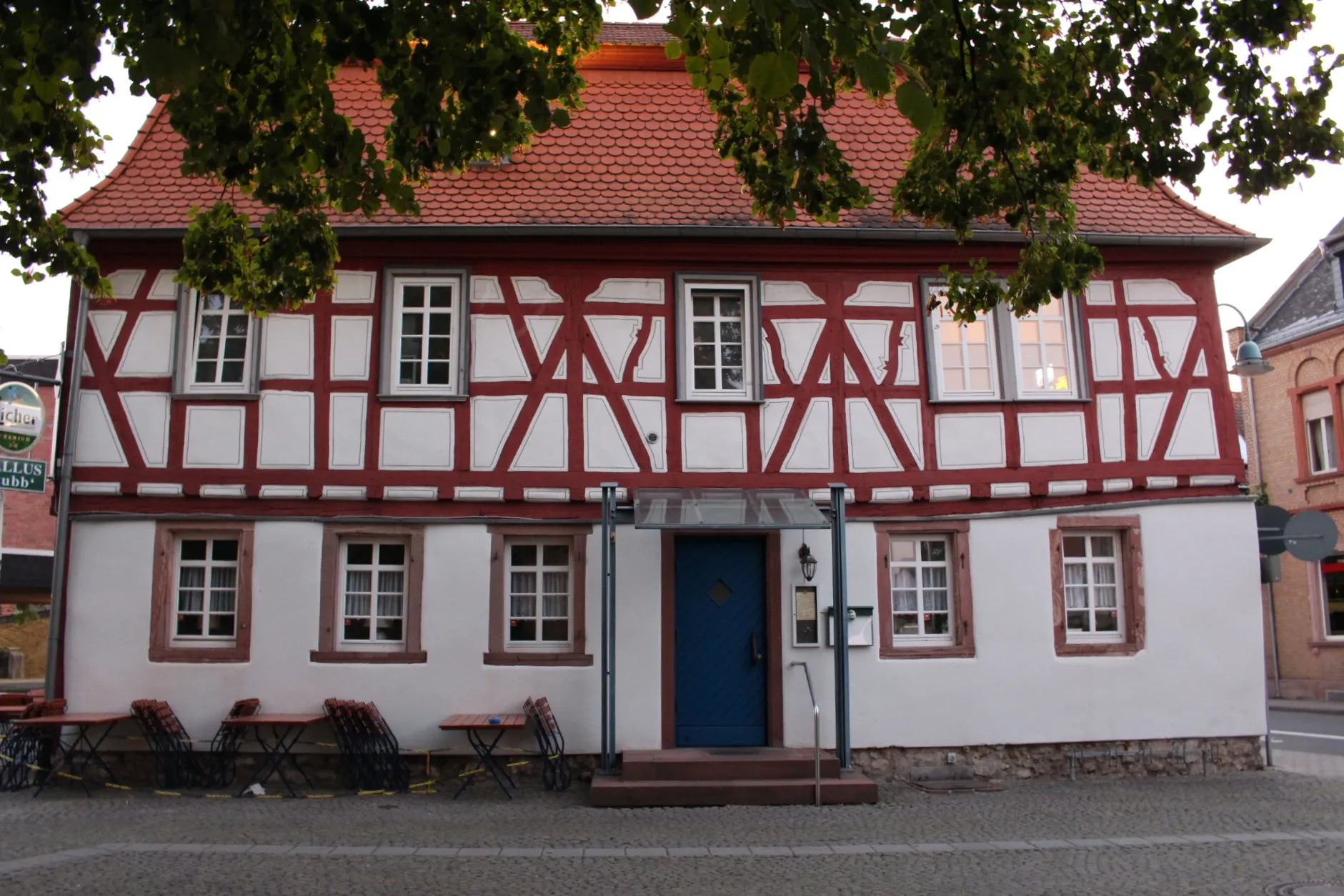 Rot gefasstes Fachwerkhaus in der Hauptstraße 24 in Flörsheim am Main