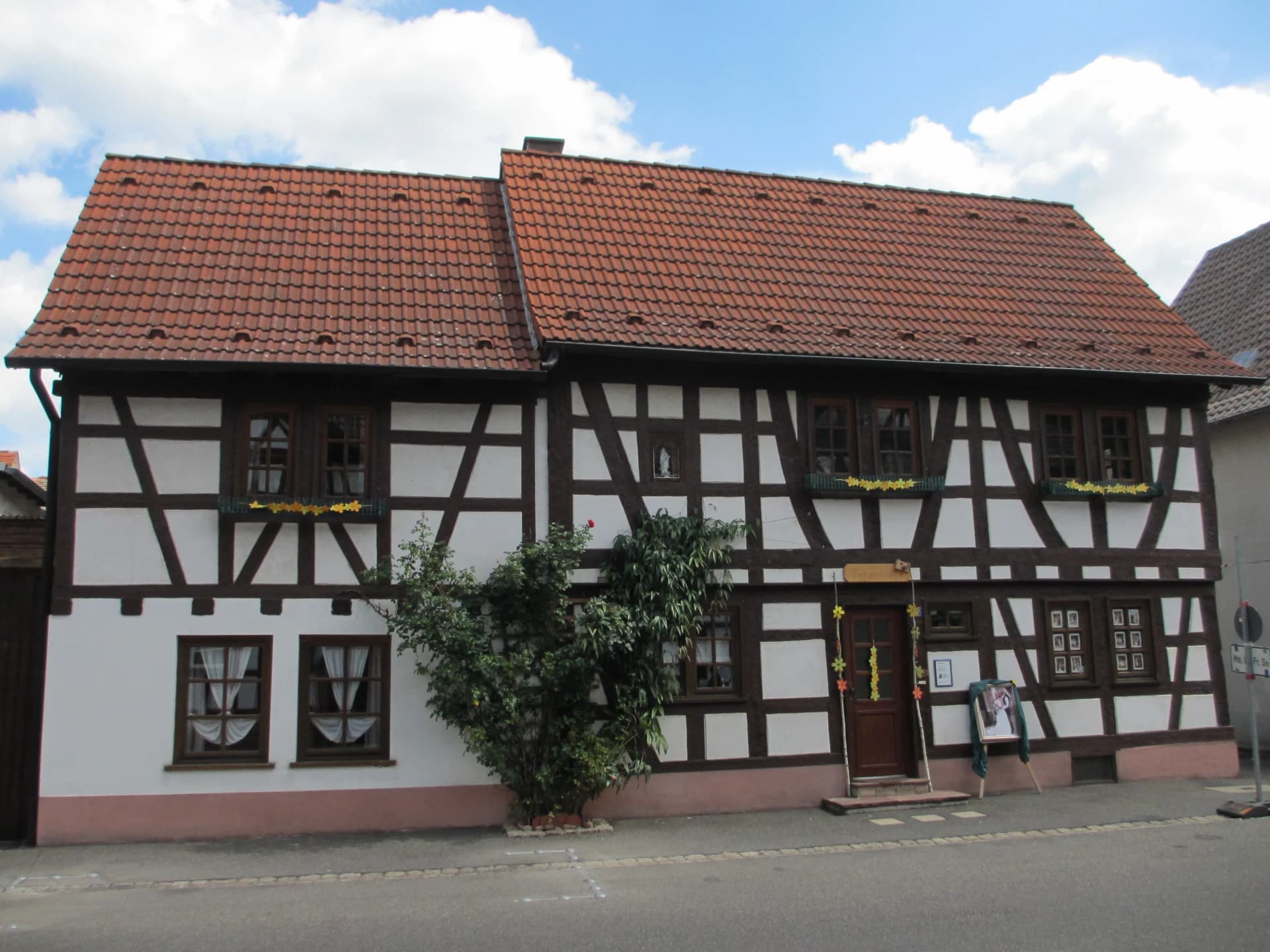 Fachwerkhaus mit Heiligennische in der Hauptstraße in Niedernberg