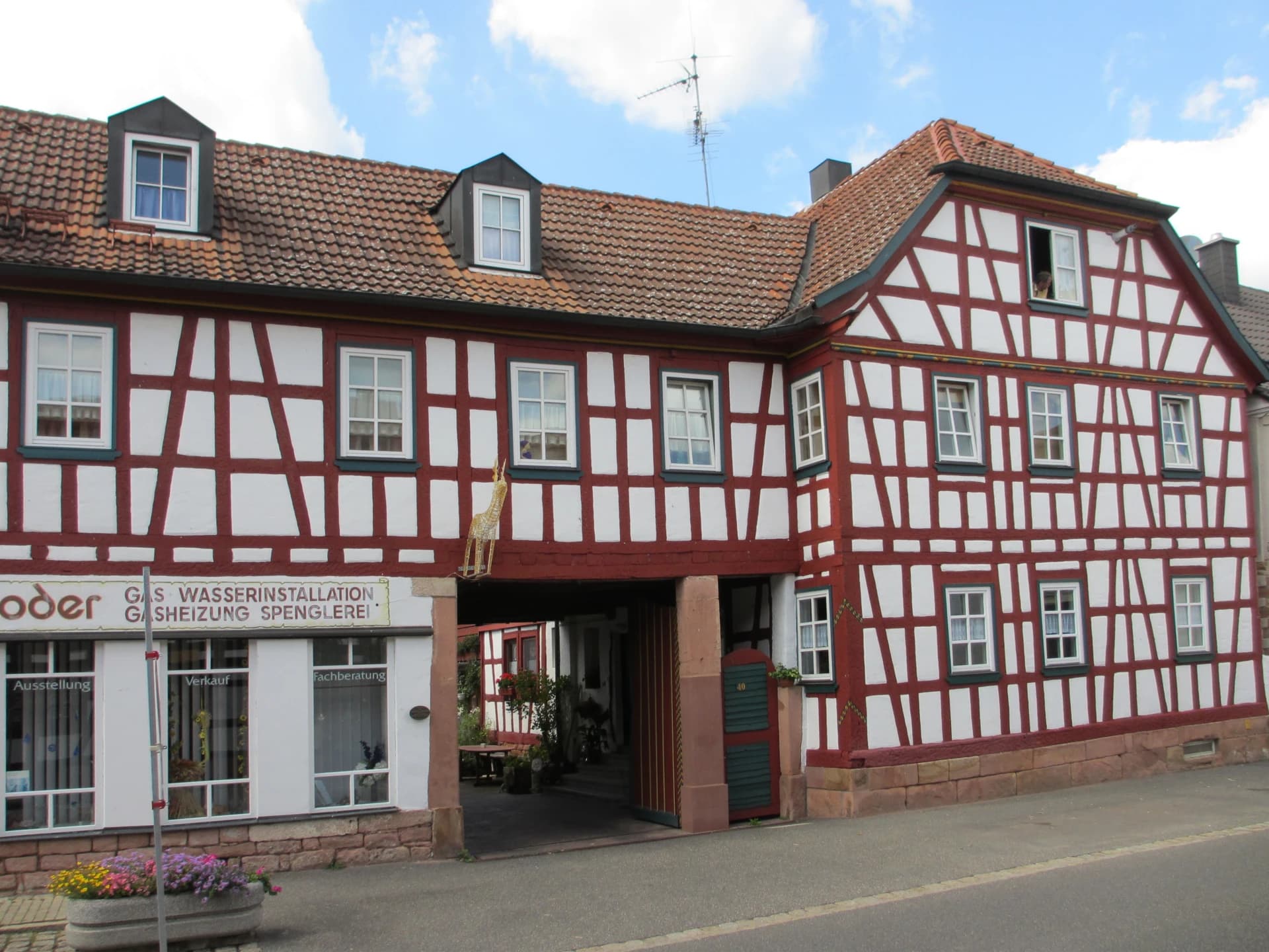 Denkmalgeschütztes Fachwerkhaus mit Hofdurchfahrt in der Hauptstraße in Niedernberg