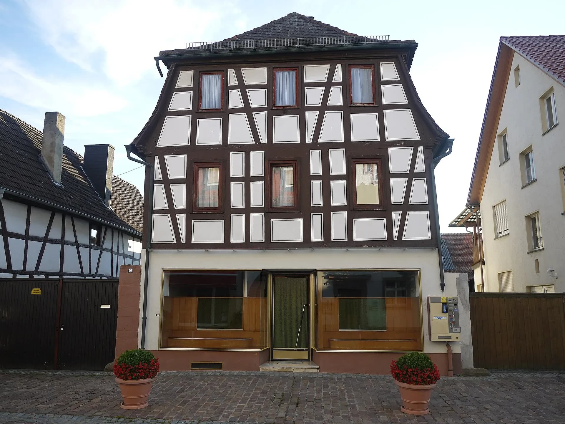 Fachwerkhaus mit symmetrischer Giebelfront in Aschaffenburg-Obernau