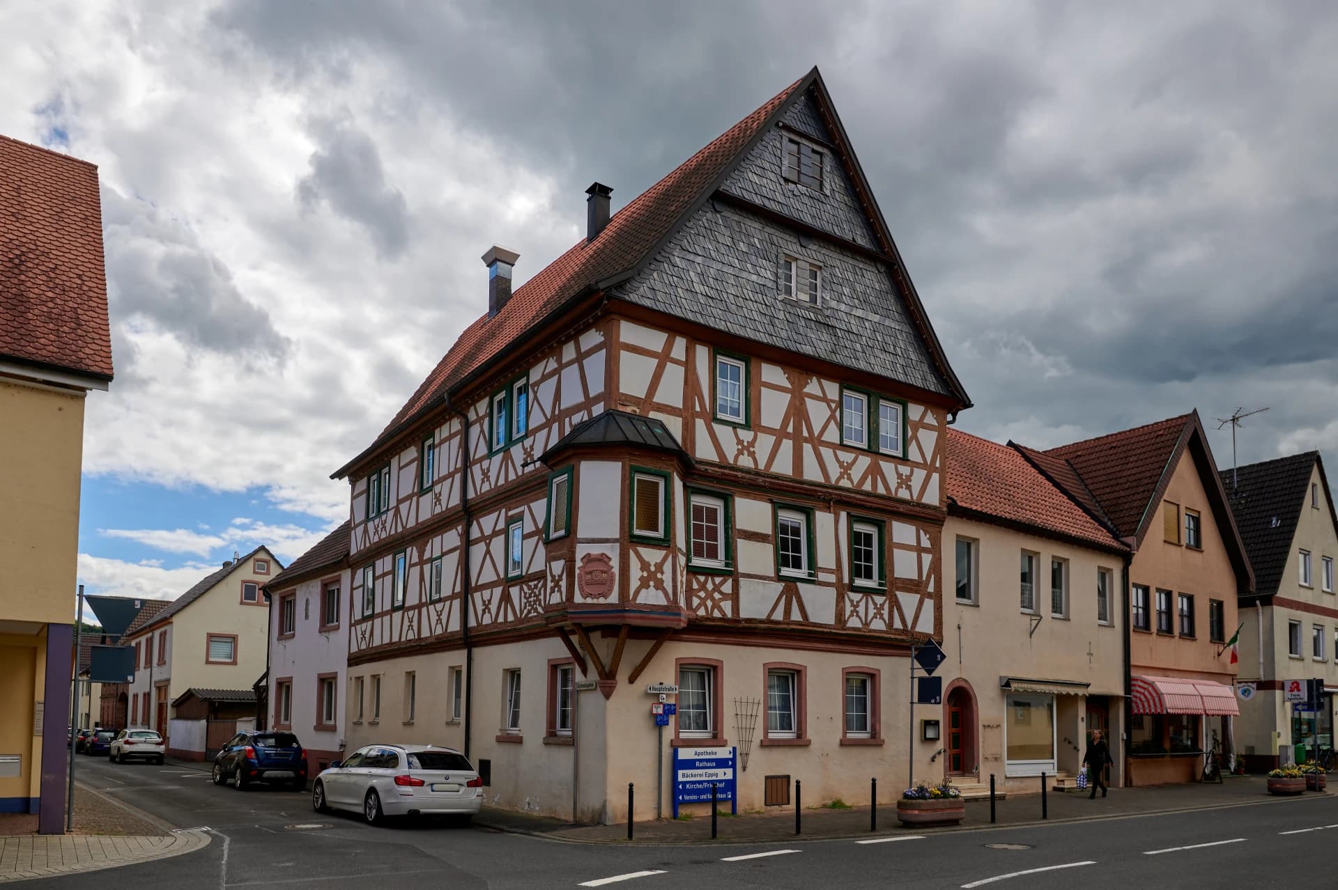 Fachwerkhaus mit Erker an der Hauptstraße in Großwallstadt