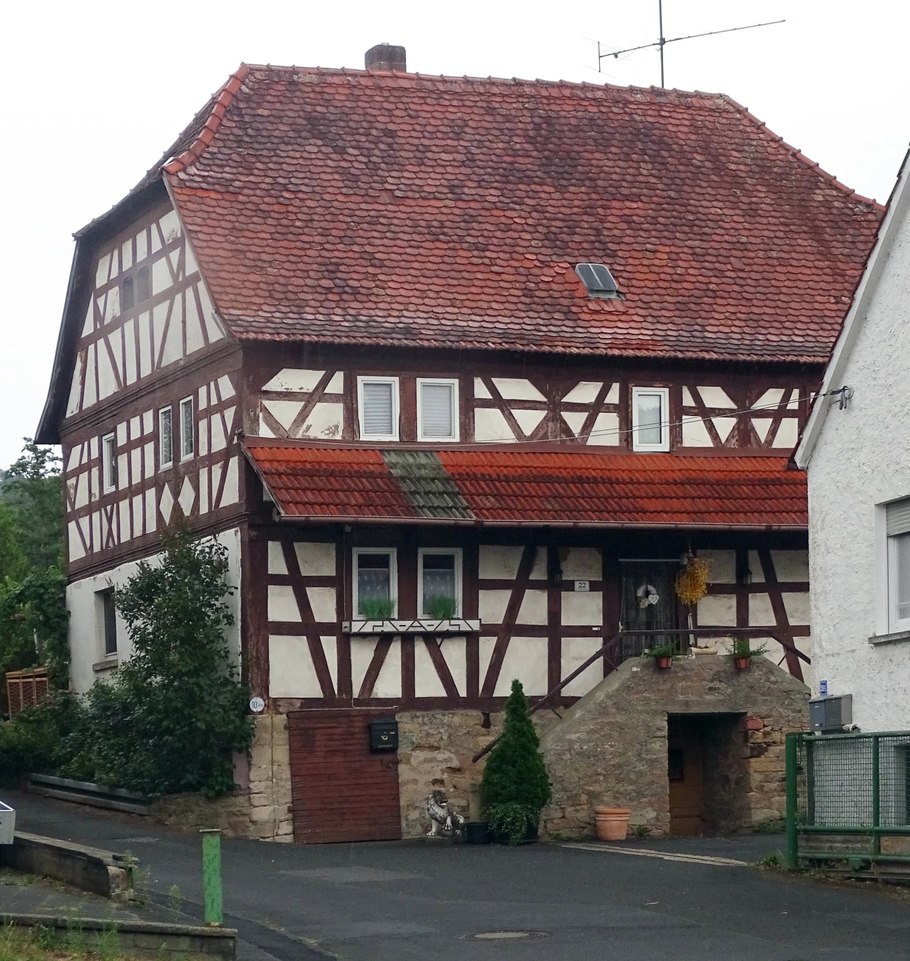 Fachwerkhaus mit Krüppelwalmdach in der Hauptstraße in Blankenbach