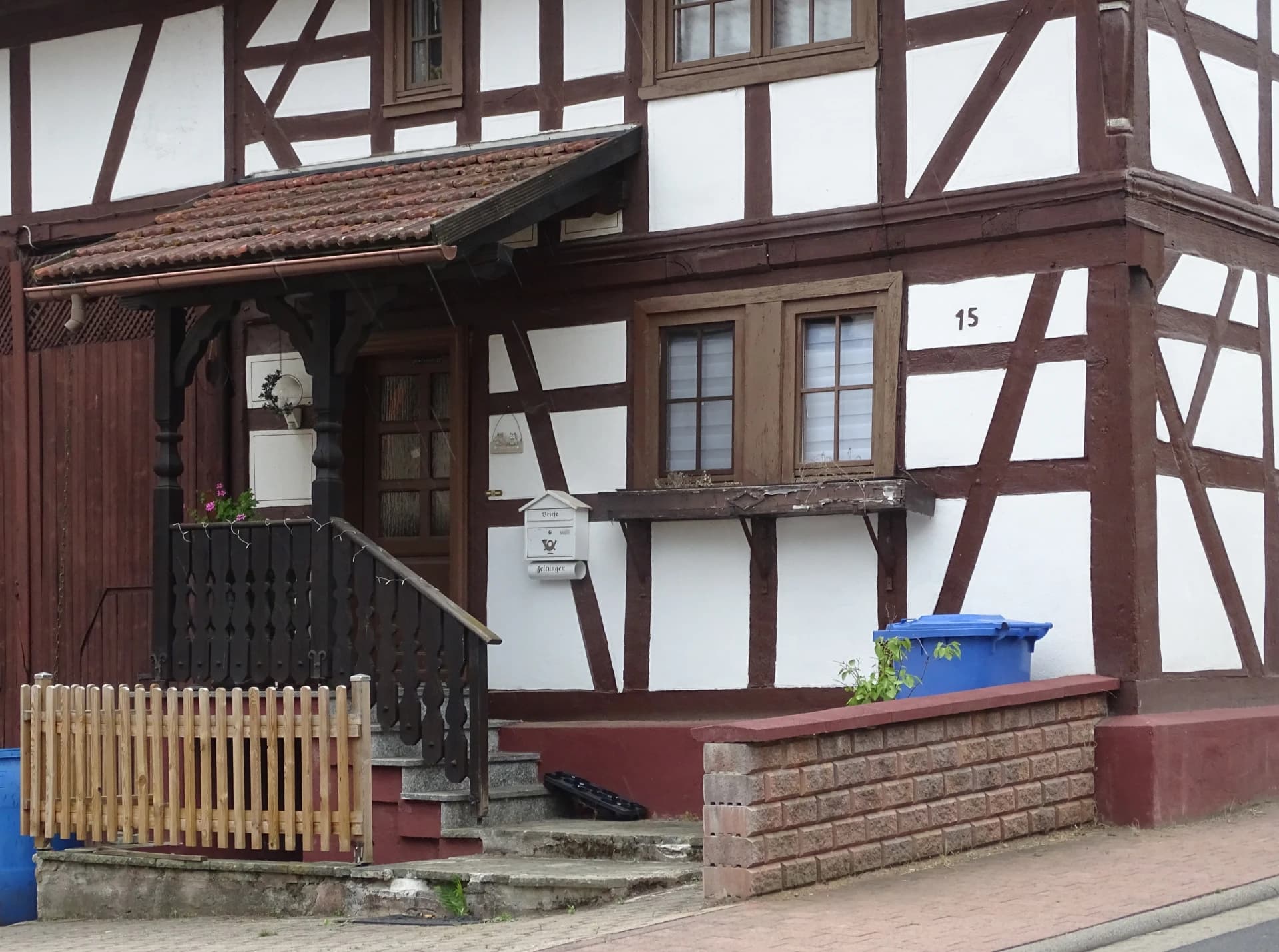 Hauseingang eines Fachwerkhauses in der Krombacher Straße in Blankenbach