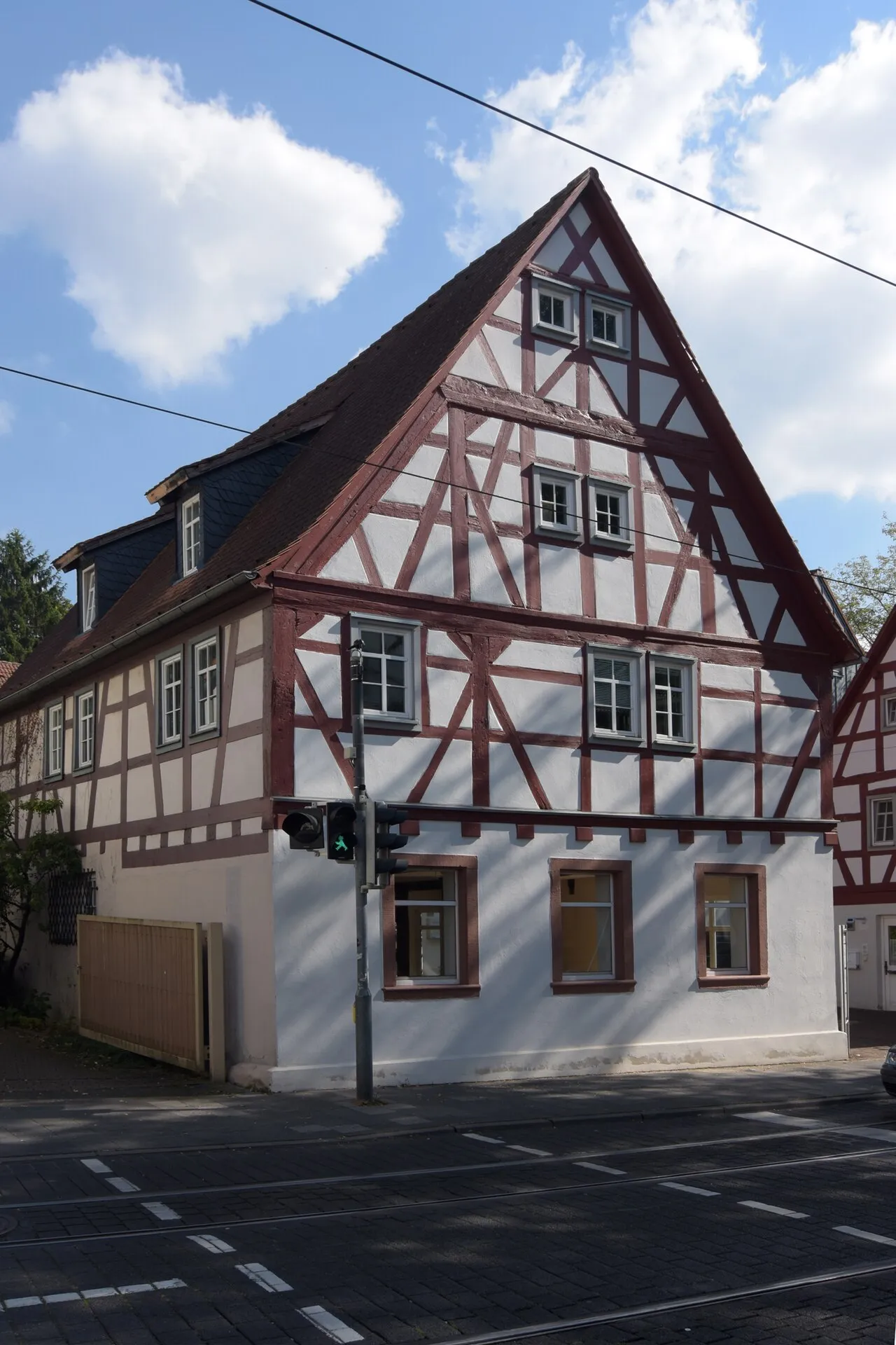 Wohn- und Geschäftshaus mit Fachwerkgiebel an der Heidelberger Landstraße in Darmstadt-Eberstadt