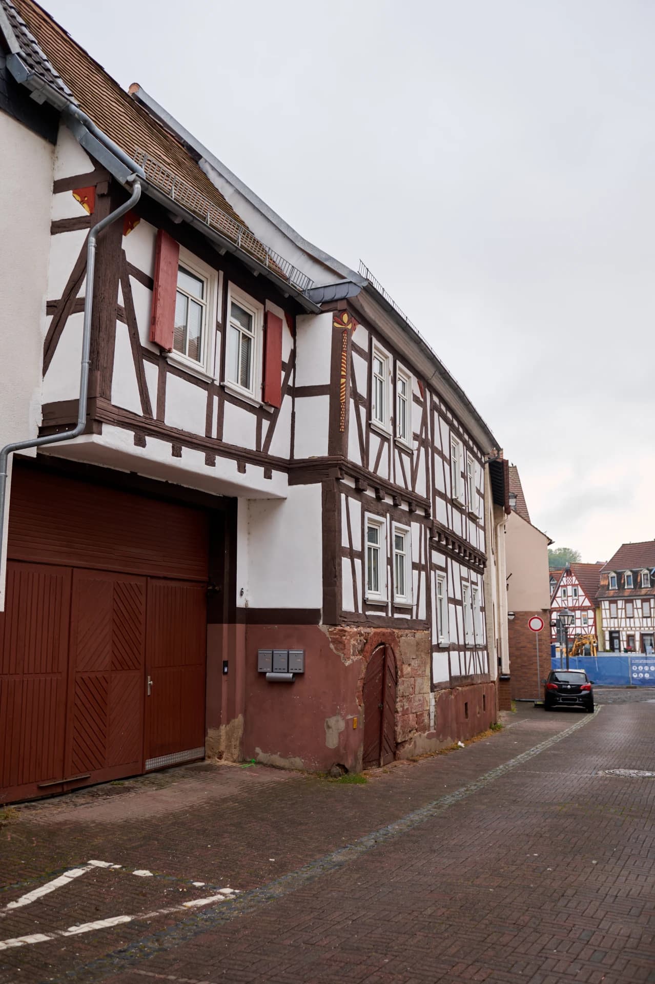 Fachwerkhaus mit Tordurchfahrt in der Heldenberger Straße in Nidderau-Windecken
