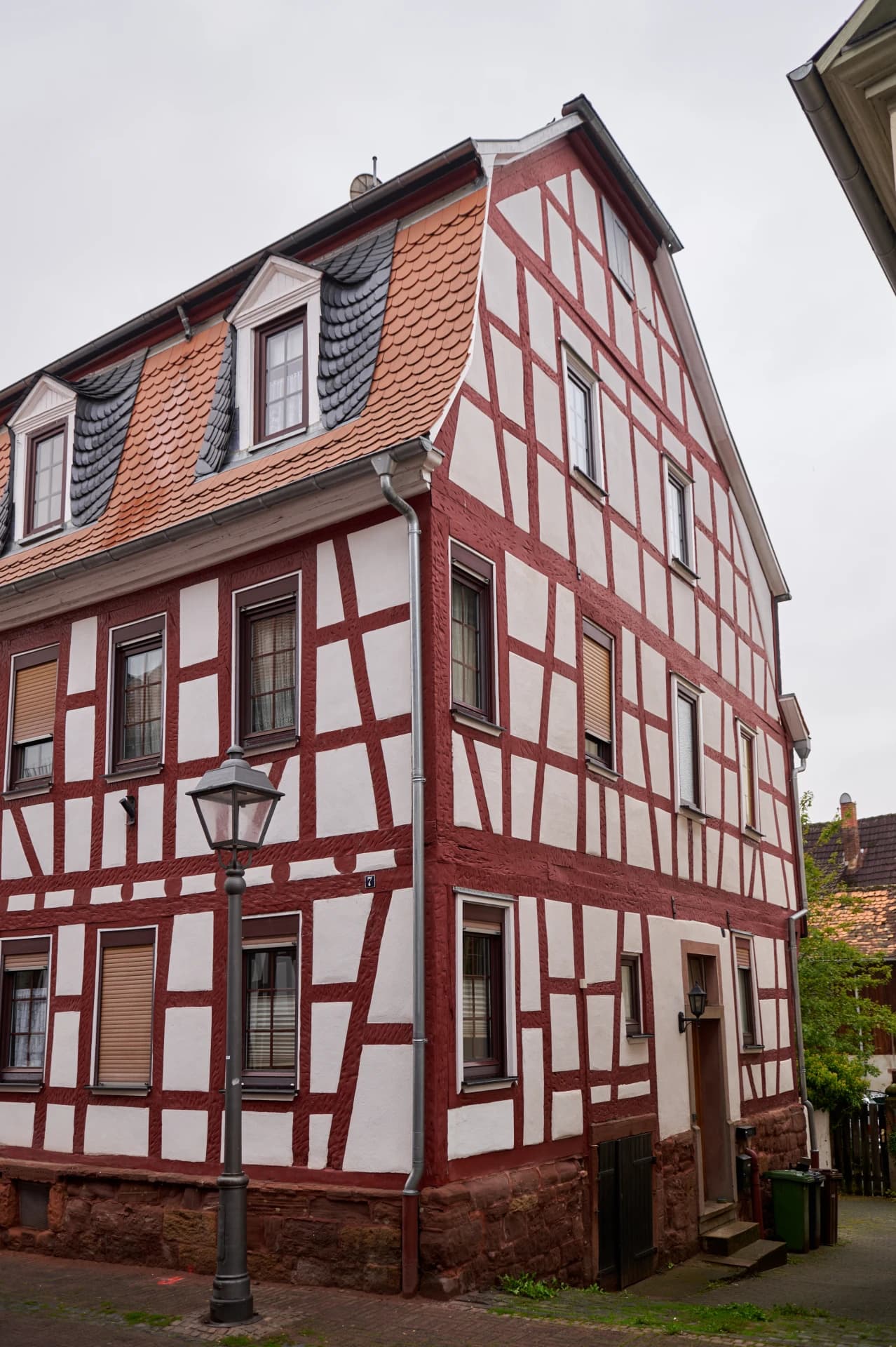 Fachwerkeckhaus mit Mansarddach in der Heldenberger Straße in Nidderau-Windecken