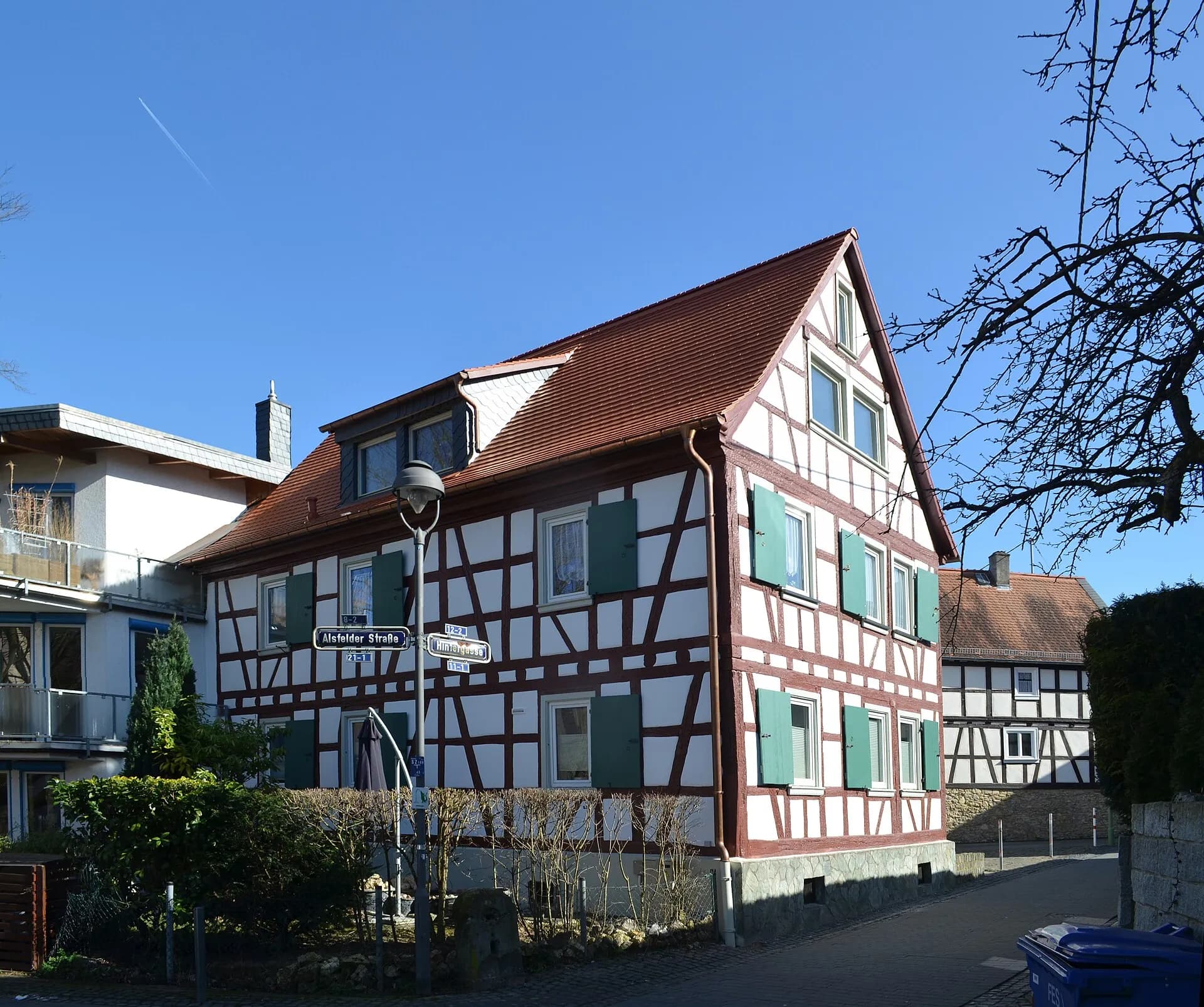 Rot-weißes Fachwerkhaus in der Hintergasse in Frankfurt Seckbach