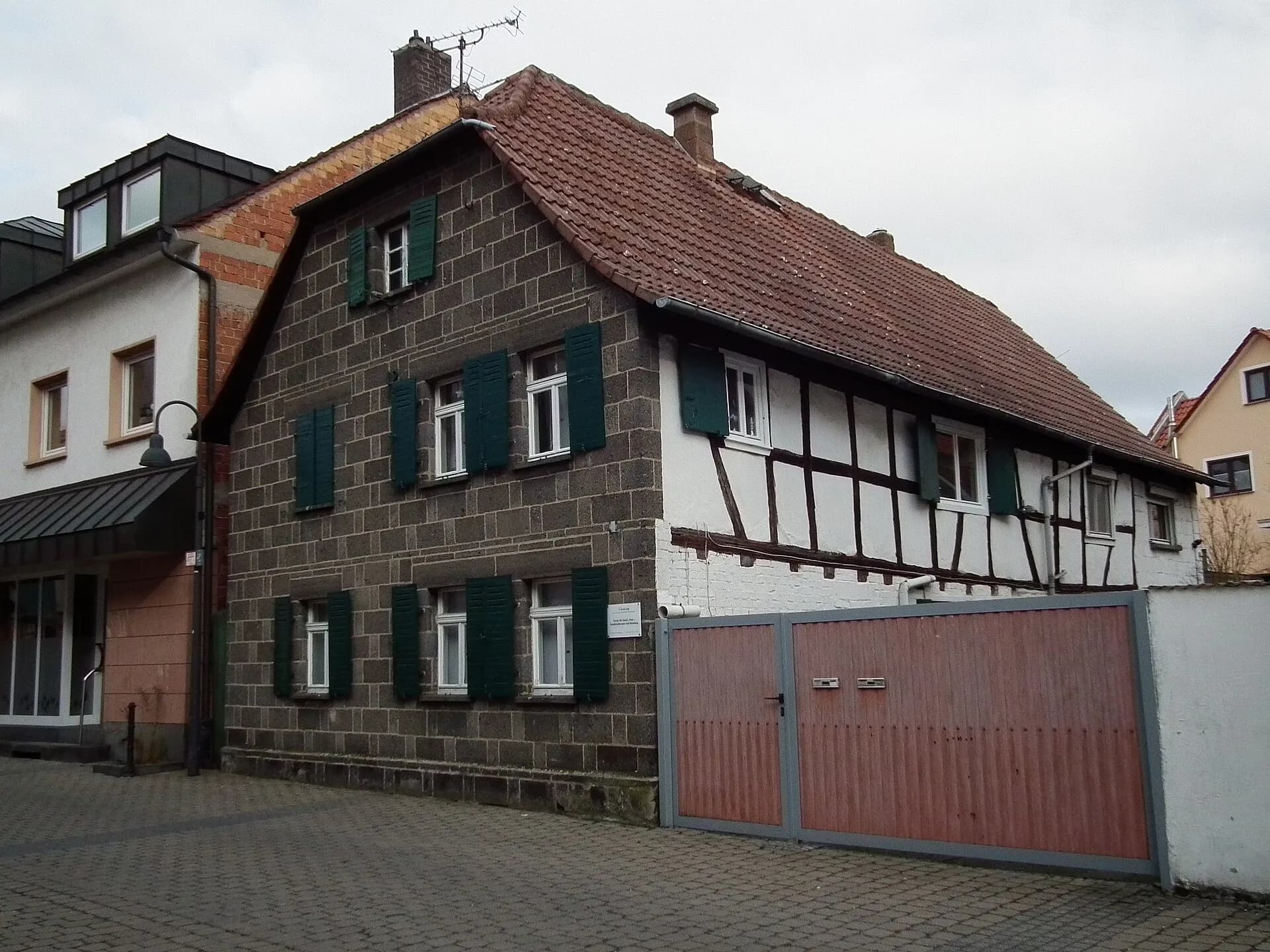 Fachwerkhaus mit Hofeinfahrt in Rodgau-Jügesheim