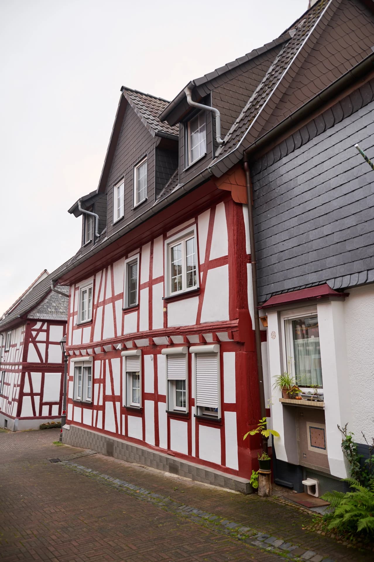 Rot-weißes Fachwerkhaus in der Hofhausstraße in Nidderau-Windecken