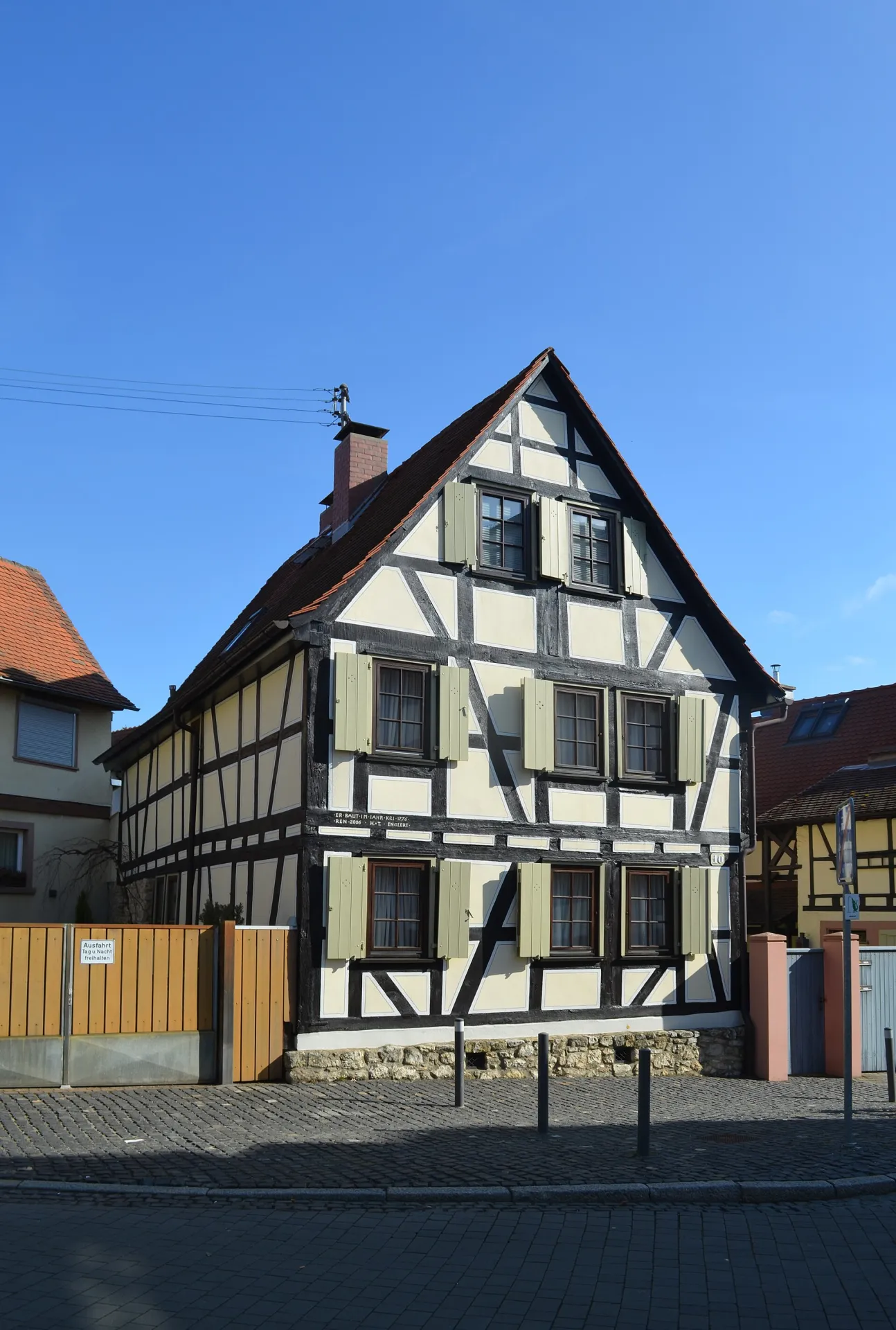 Fachwerkhaus mit dunklem Fachwerk in der Hofhausstraße in Frankfurt Seckbach