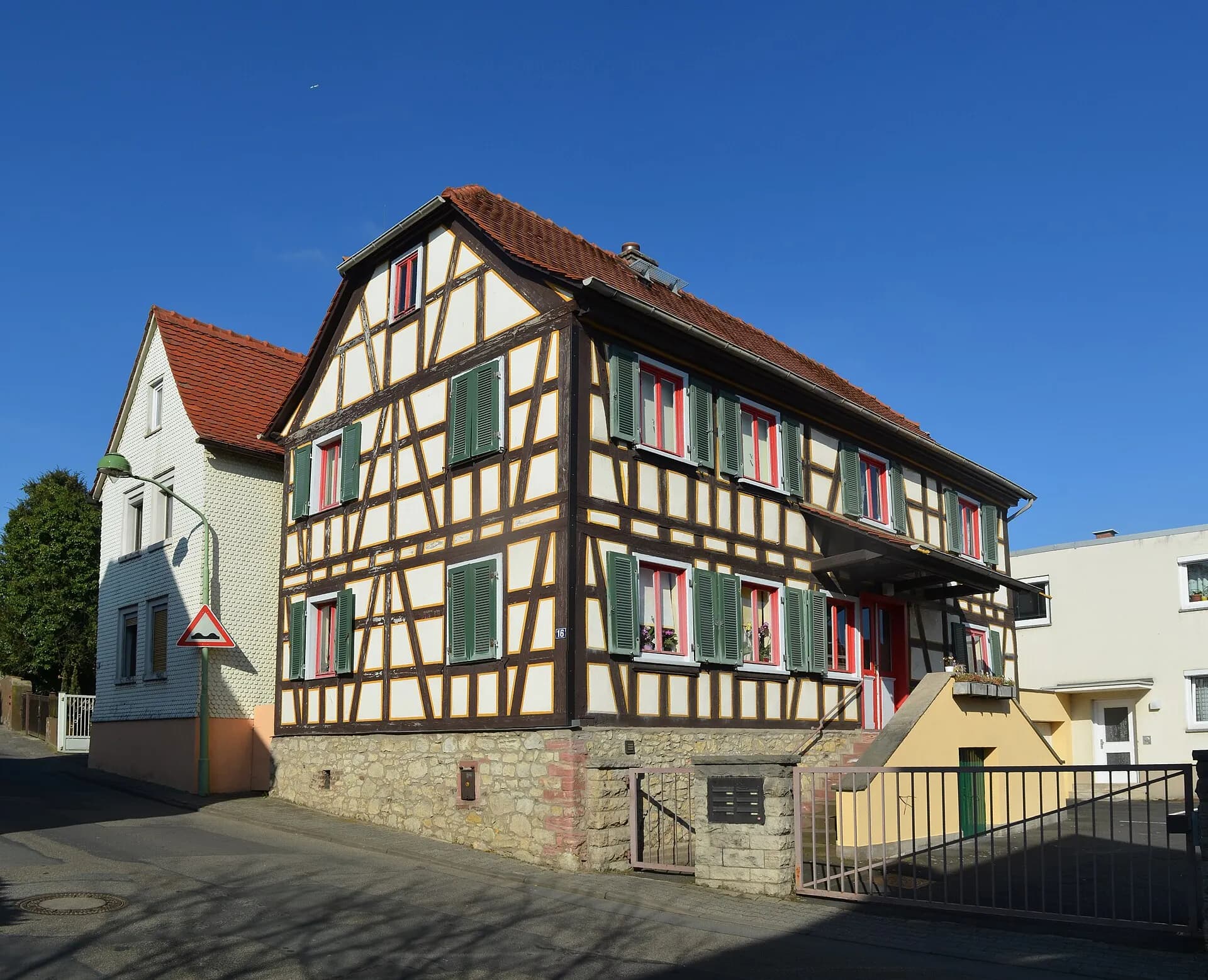 Fachwerkhaus mit grünen Fensterläden in der Hofhausstraße in Frankfurt Seckbach