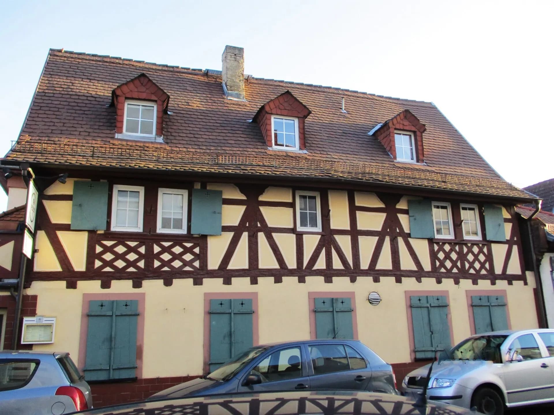 Gelbes Fachwerkhaus im alten Ortskern von Frankfurt Praunheim