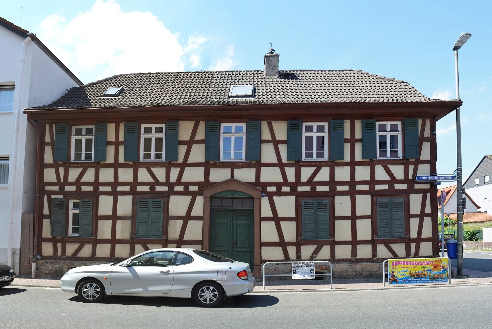 Fachwerkhaus an der Kalbacher Hauptstraße in Frankfurt Kalbach-Riedberg von vorn