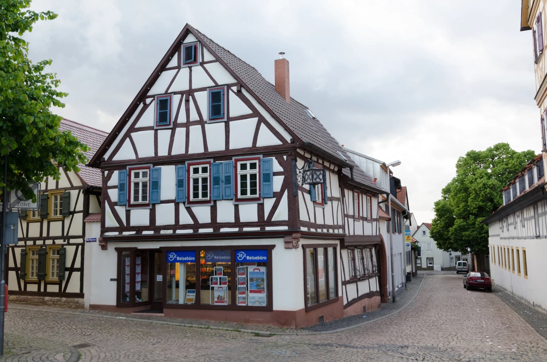 Fachwerk-Eckhaus in der Kanzleistraße 1 in Großostheim
