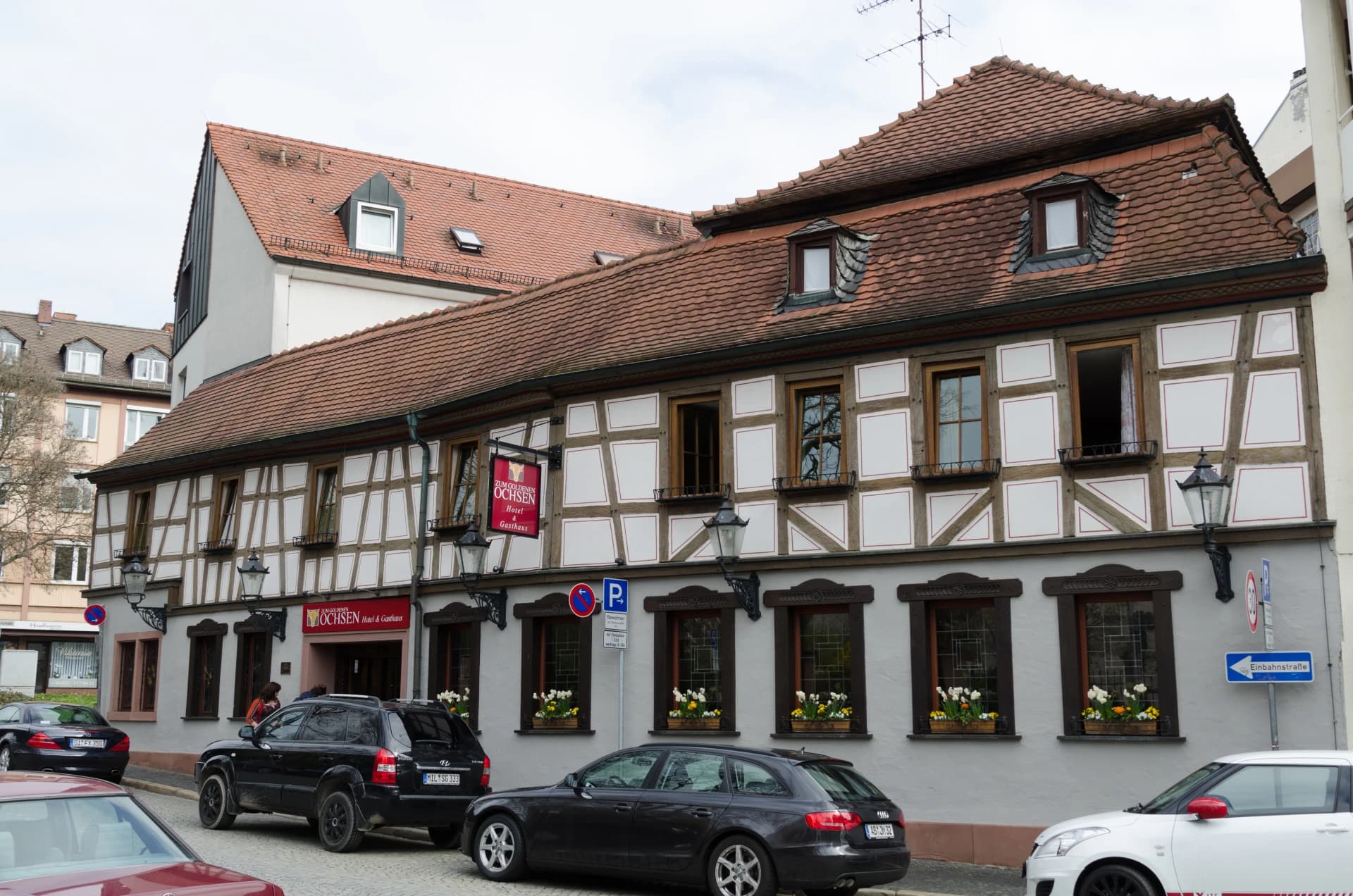 Langgestrecktes Fachwerkhaus in der Karlstraße in Aschaffenburg