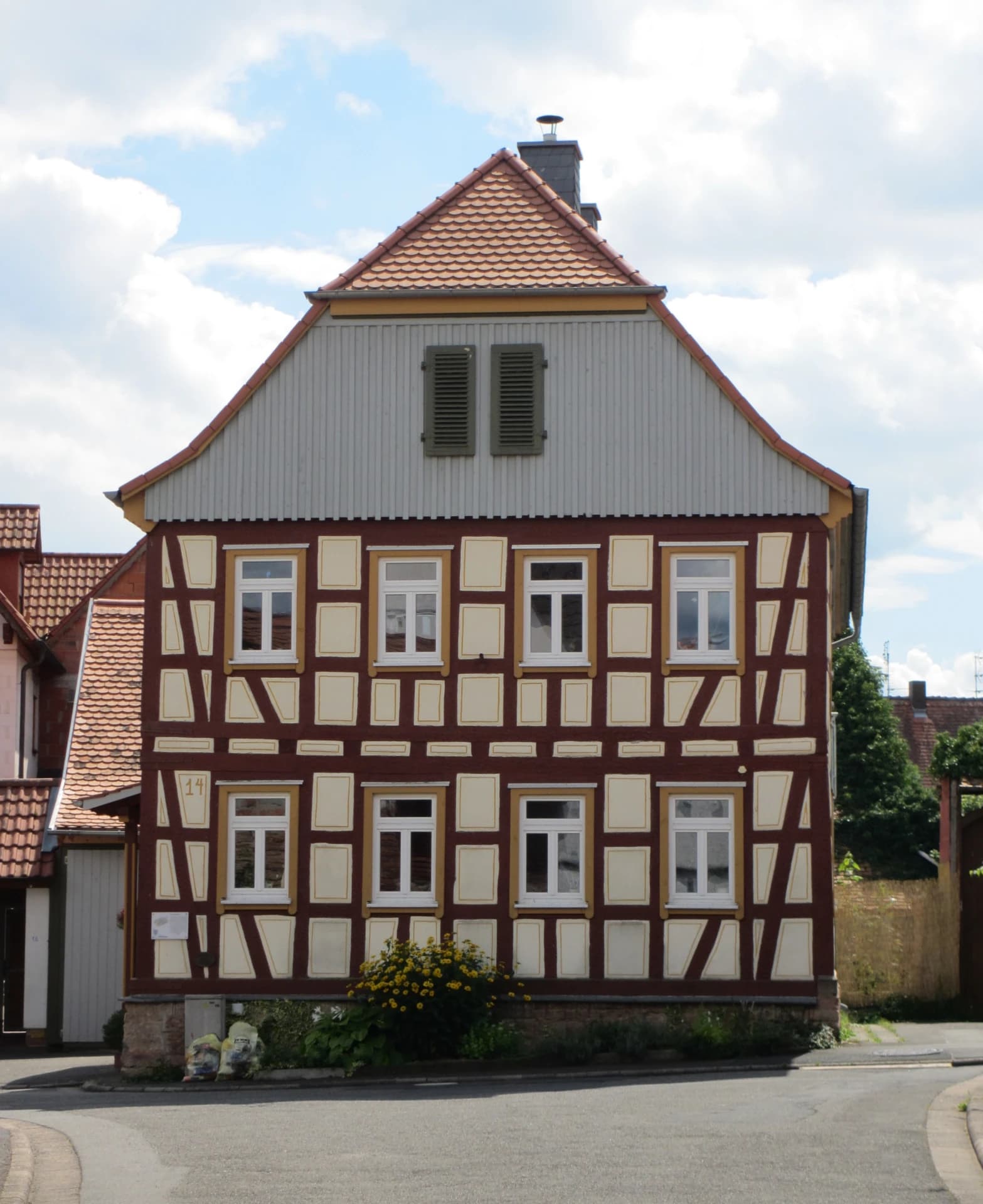 Fachwerkhaus mit verziertem Giebel in der Kirchgasse in Niedernberg