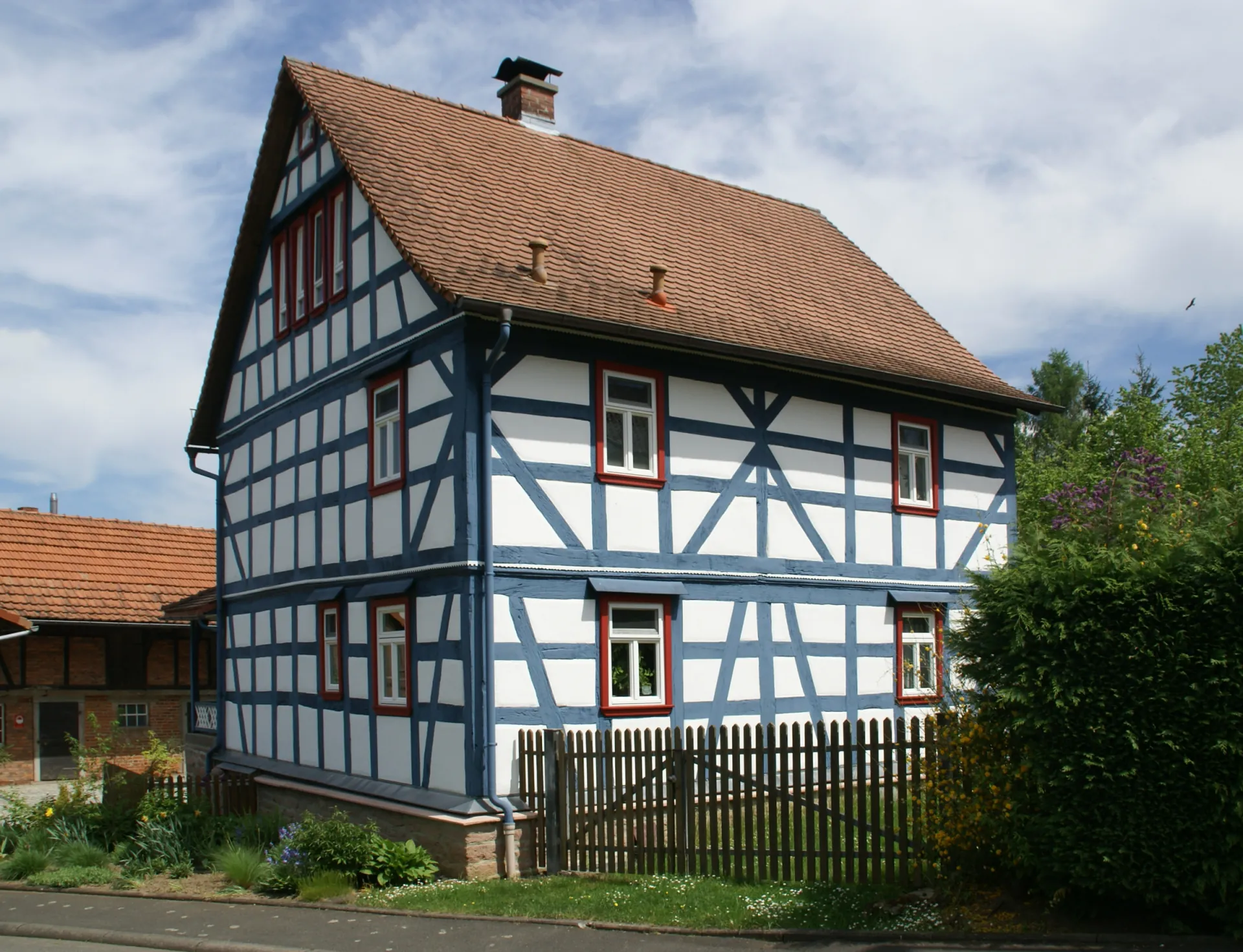 Blau gefasstes Fachwerkhaus in der Kirchstraße 5 in Schöllkrippen-Schneppenbach