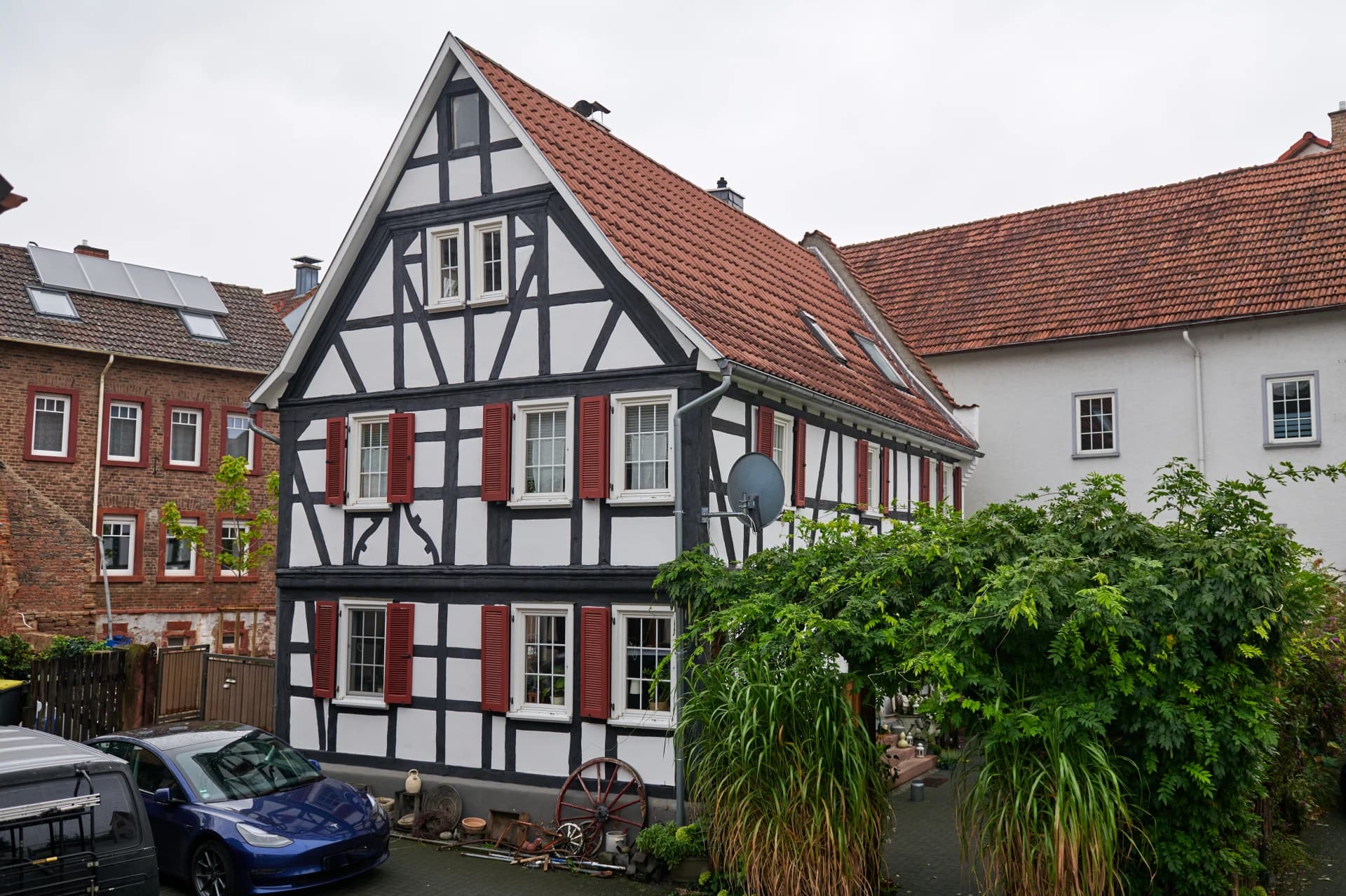 Fachwerkhaus mit roten Klappläden am Lehnhof in Nidderau-Windecken