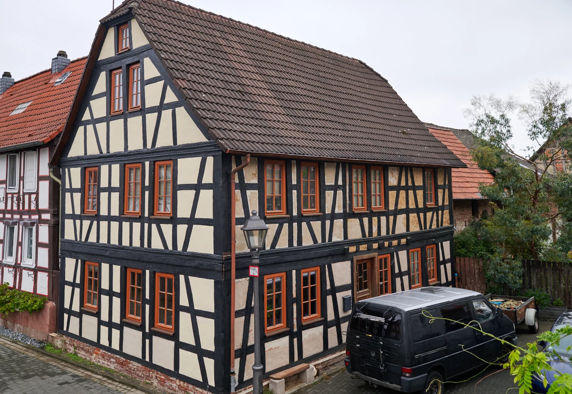 Fachwerkhaus mit Krüppelwalmdach am Lehnhof in Nidderau-Windecken