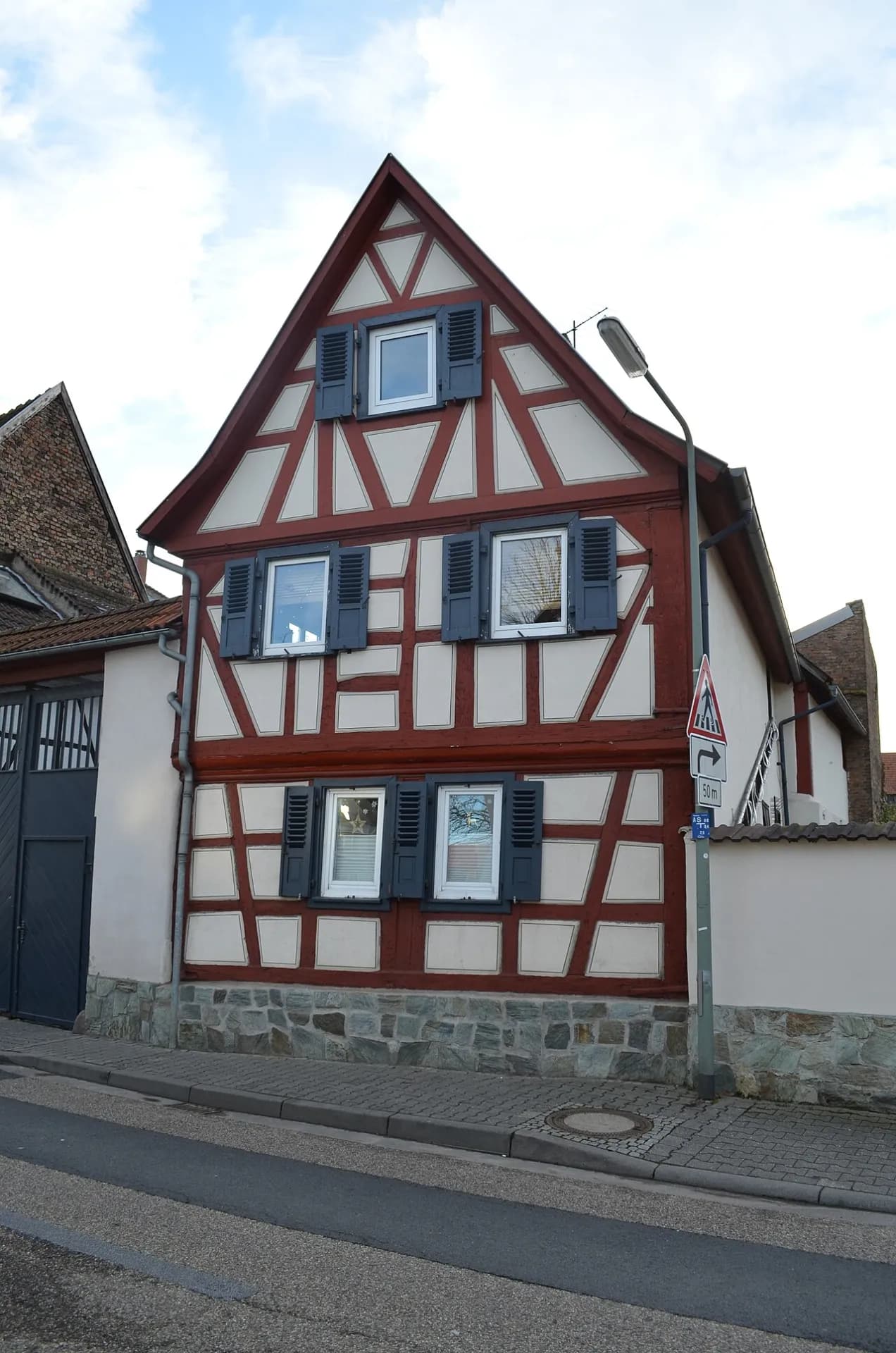Rotes Fachwerkhaus Liederbacher Straße 111 in Frankfurt-Unterliederbach