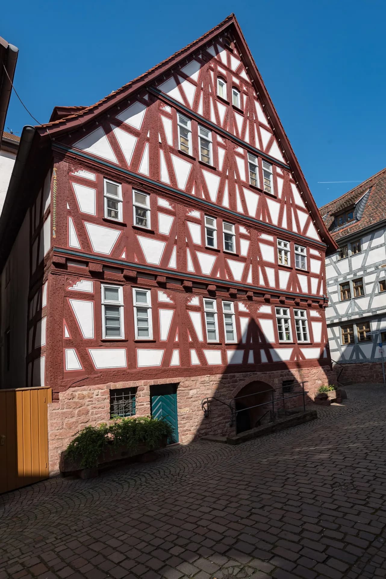 Fachwerkhaus mit Sandsteinsockel an der Lindenstraße in Klingenberg am Main
