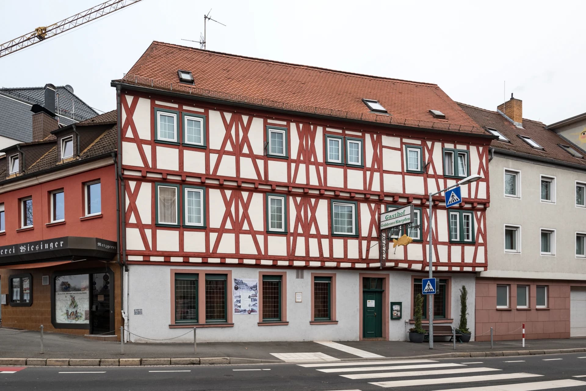 Rot-weißes Fachwerkhaus in der Löherstraße in Aschaffenburg