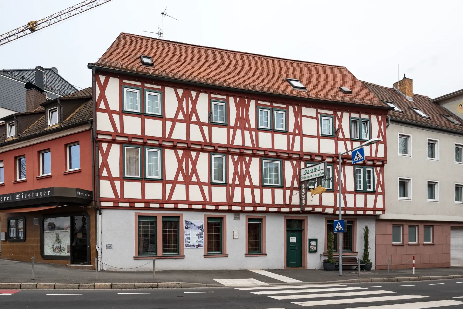 Rot-weißes Fachwerkhaus in der Löherstraße in Aschaffenburg