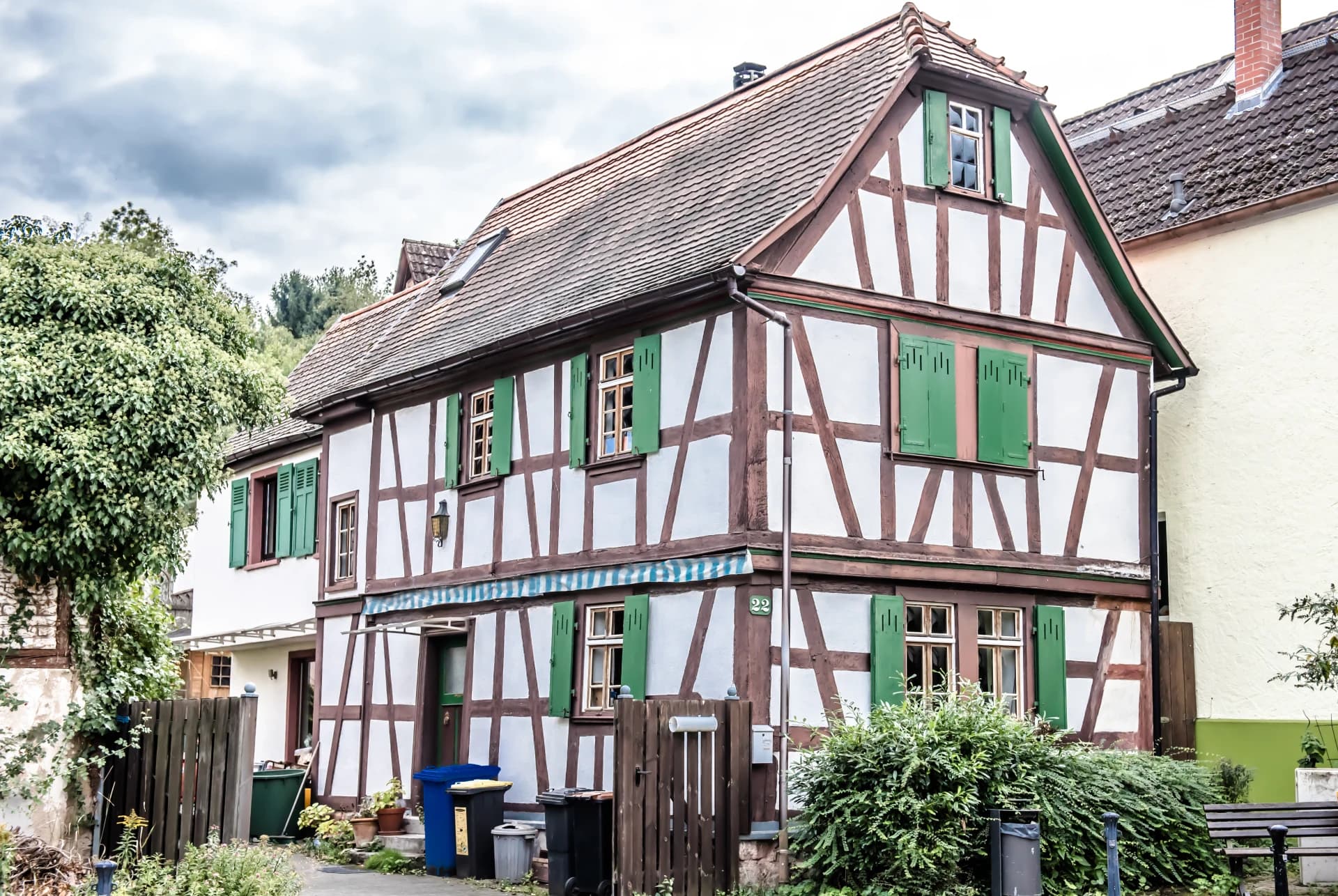 Fachwerkhaus mit grünen Fensterläden in der Lohstraße in Bad Vilbel
