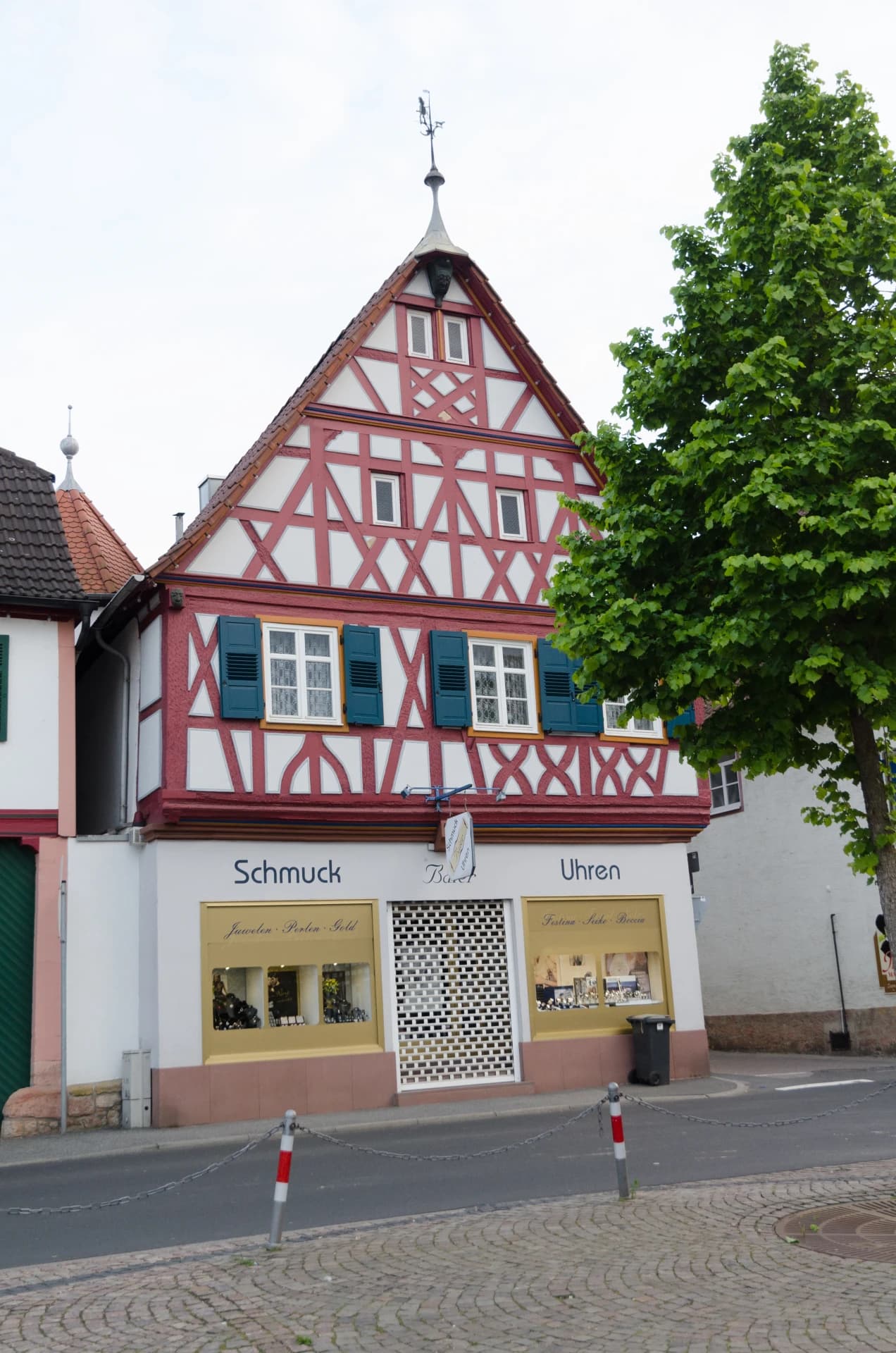 Fachwerkhaus mit Ladengeschäft am Marktplatz 8 in Großostheim