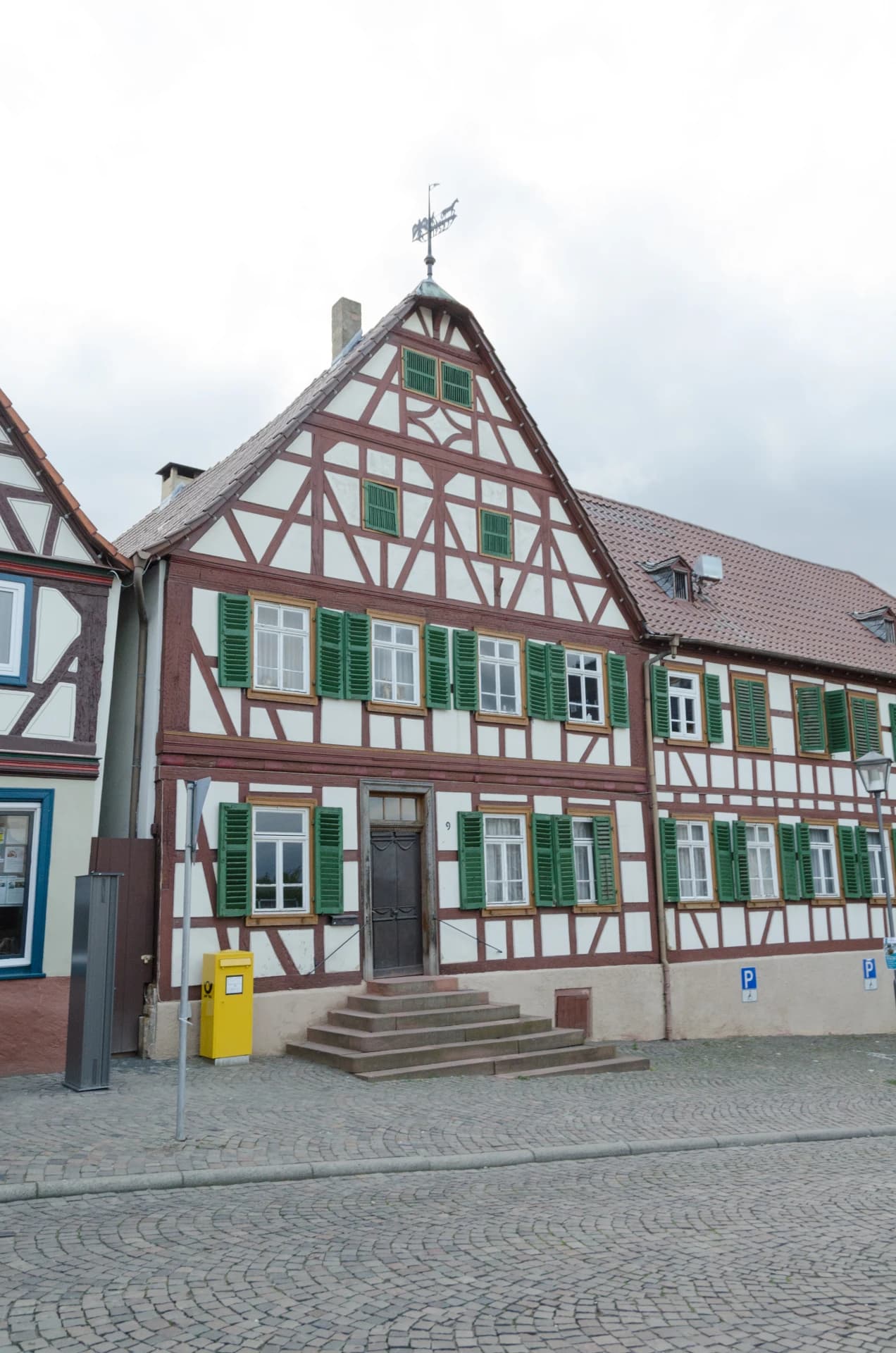 Fachwerkhaus mit Freitreppe am Marktplatz 9 in Großostheim