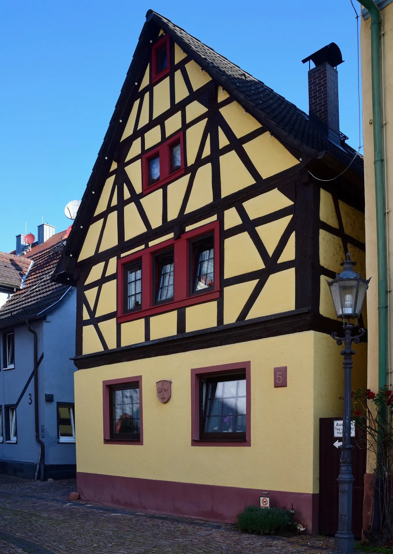 Gelb gefasstes Fachwerkhaus am Marktplatz in Neustadt in Breuberg