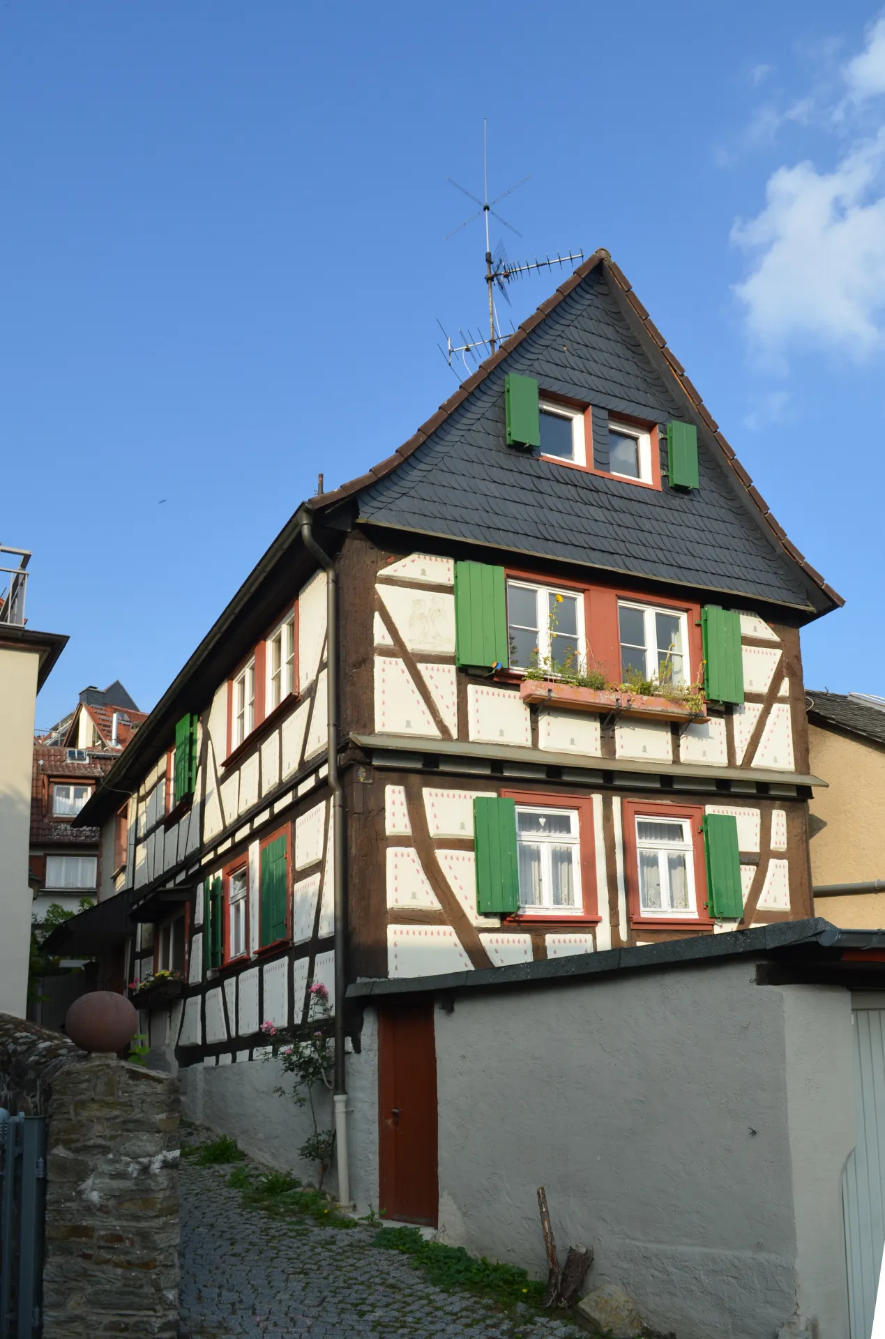 Gassenansicht des Fachwerkhauses Mauerstraße 12 in Kronberg im Taunus