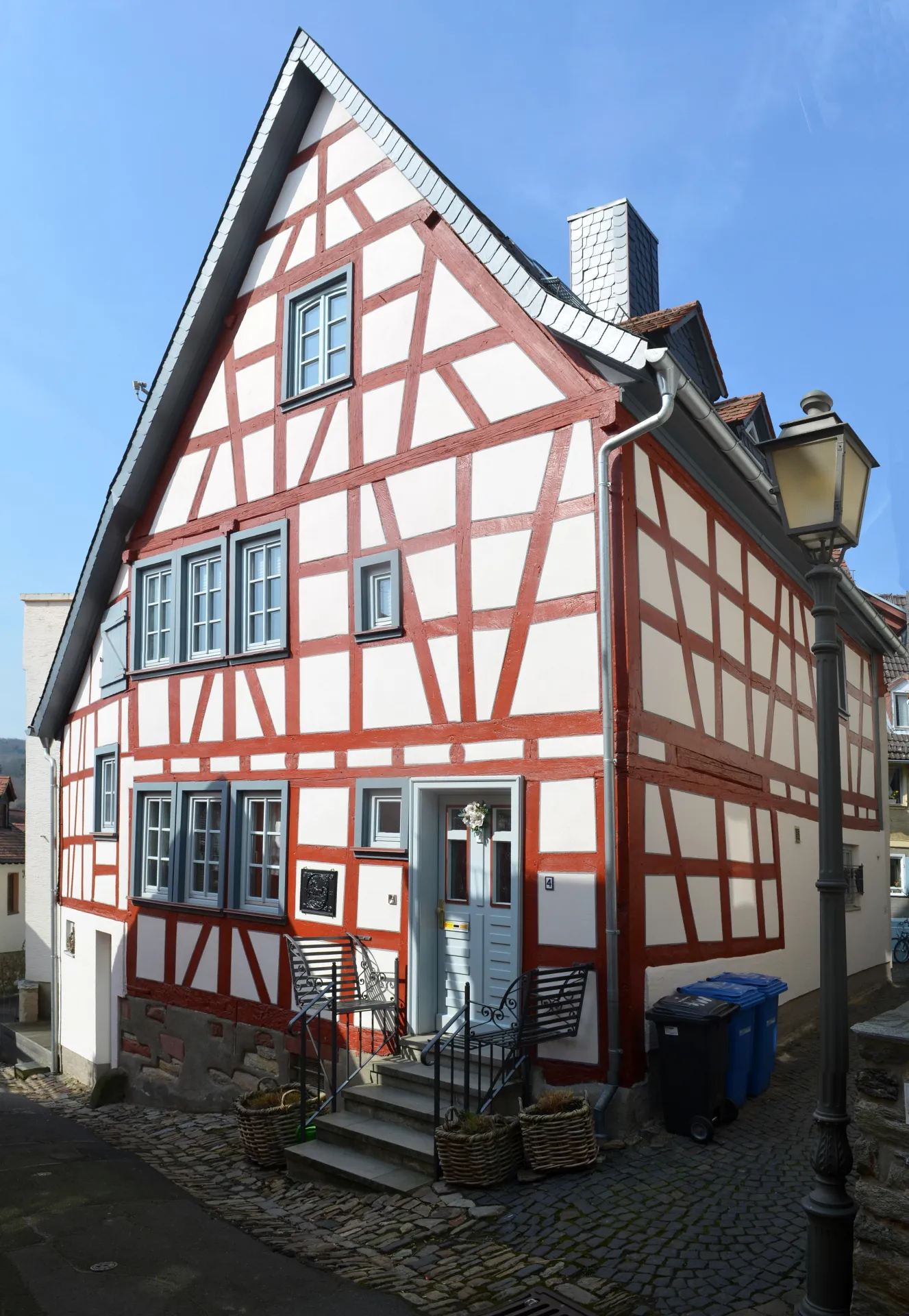 Rot-weißes Fachwerkhaus Mauerstraße 4 in Kronberg im Taunus