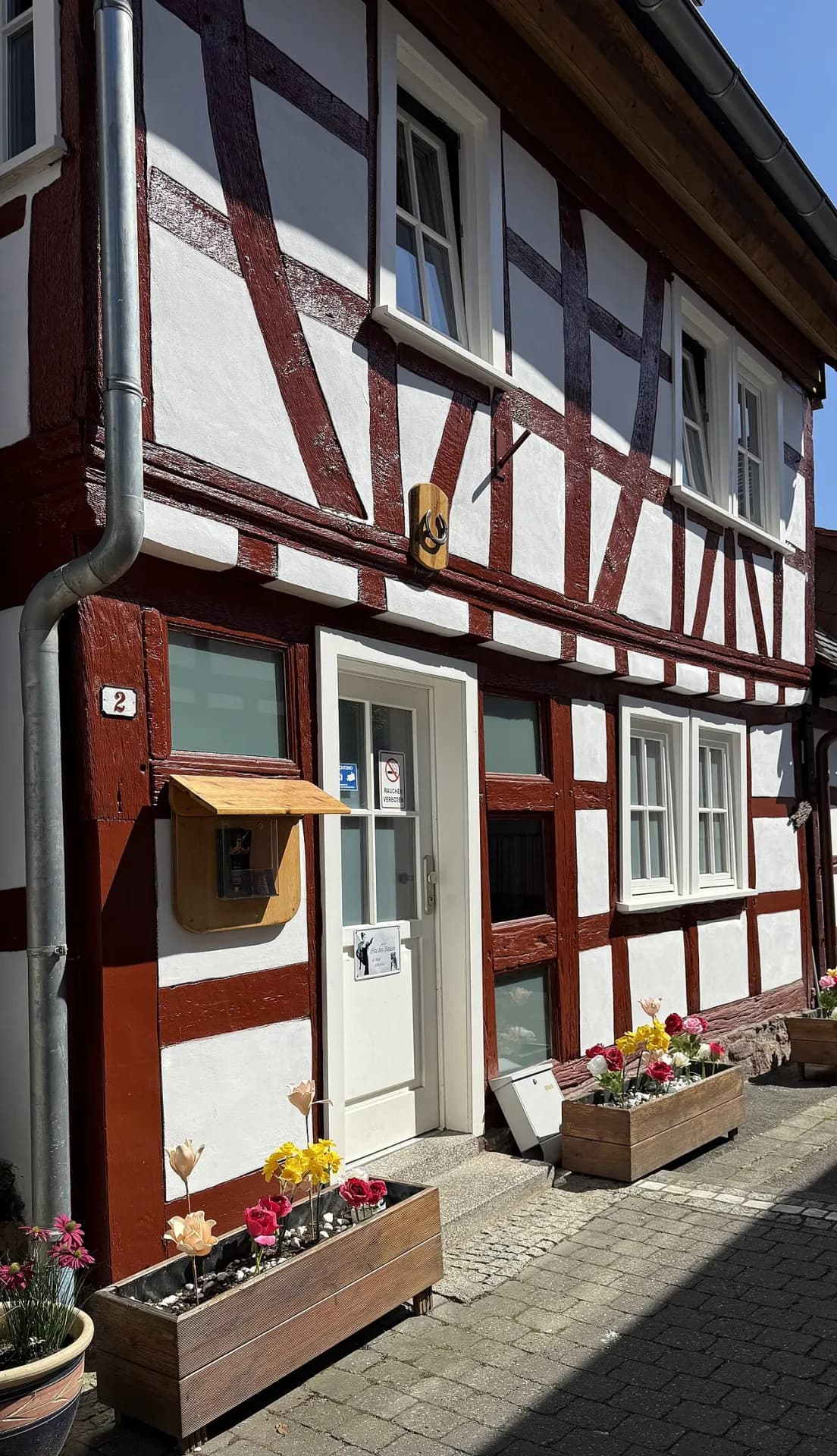 Fachwerkhaus mit Blumenschmuck an der Alten Bogengasse in Dreieich-Dreieichenhain
