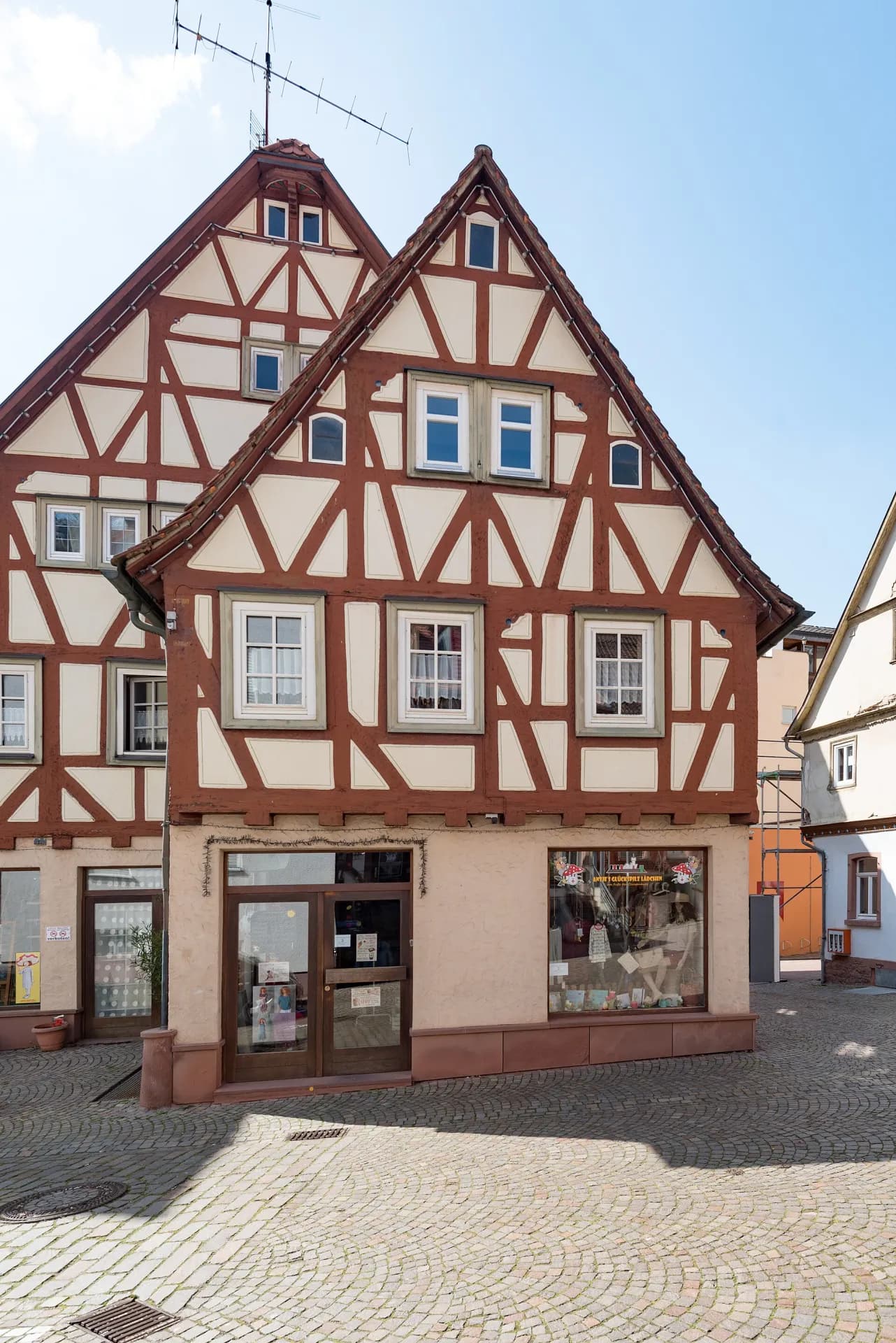 Fachwerkhaus mit Doppelgiebel an der Hauptstraße in Klingenberg am Main