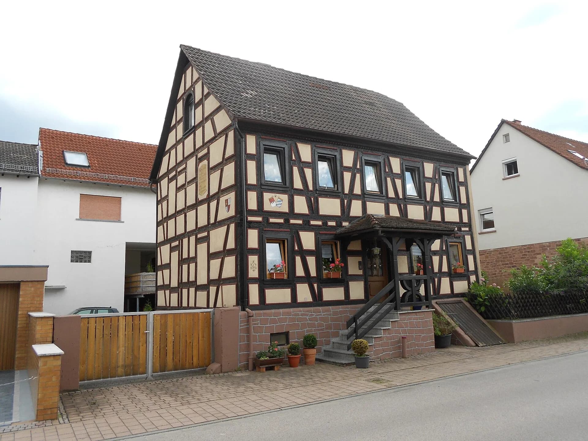 Fachwerkhaus mit Hoftor in Wörth am Main