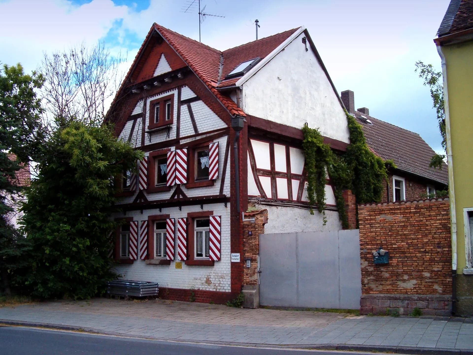 Fachwerkhaus mit roten Fensterläden in Rodgau