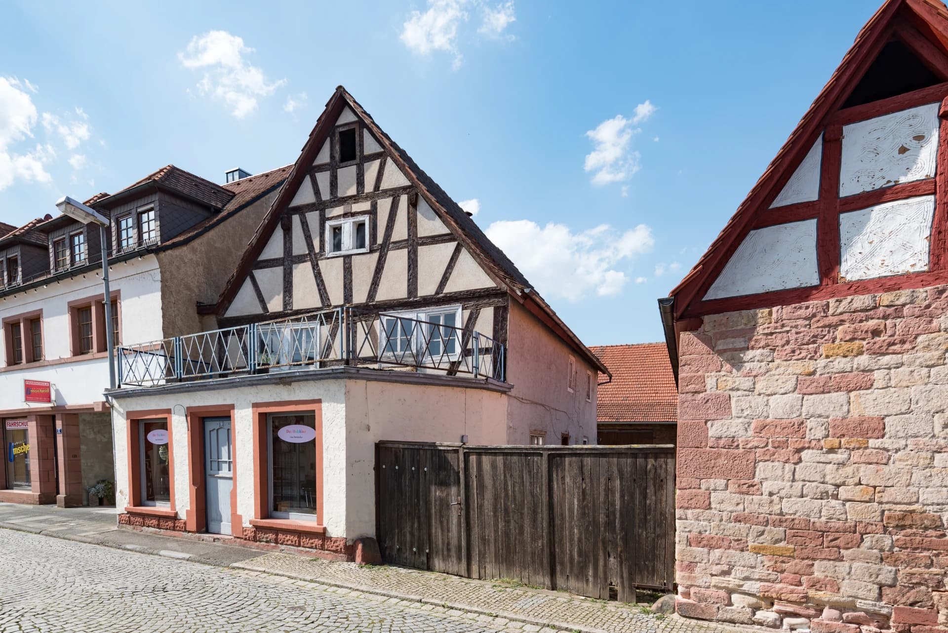 Fachwerkhaus mit Sandsteinscheune an der Hauptstraße in Elsenfeld